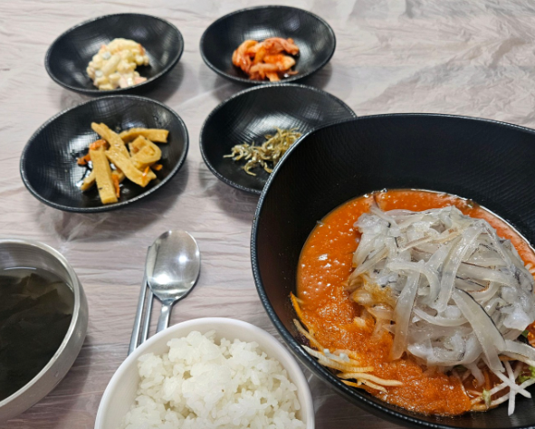 lifeiya1315's tweet photo. 내가 이번 주말에 <고성 여행> 다녀오면서
속초 지인에게서 받은 <<속초 맛집 지도>>🚗
그중에서 해산물 회 위주로 맛집 풀어볼께!

아직 나도 안 가봤는데
속초 자주 가는데 항상 가는 곳만 가면 아쉽잖아!
다음에는 새로운 곳 꼭 가보고 싶은 사람 집중!

1⃣ 완도회식당: 오징어/가자미 물회·회덮밥으로 유명

2⃣ 오복식당: 해물장칼국수 인기만점, 미슐랭가이드24,25년

3⃣ 신유네회포장: 가성비 최고로 소문난 회 포장 전문점

4⃣ 속초삼순이: 해산물, 해물찜 전문점

사진은 업체순나열

난 다음에 꼭 해물장칼국수집 가보고 싶다!