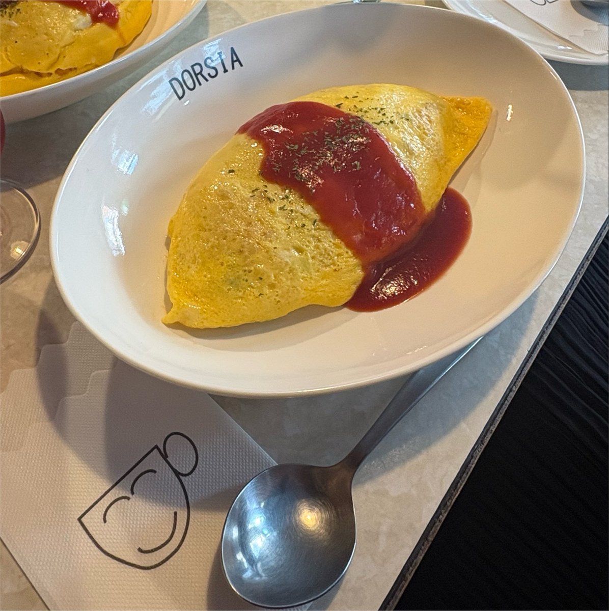 aim_mi____'s tweet photo. 兵庫行った時に食べた「DORSIA」のオムライスが🫑入ってて美味しかったから、家でも真似してみた！

喫茶店風の硬めのたまごもおいしいけど、
ふわとろにしてみた🍳 https://t.co/lLdoiqzF1Q