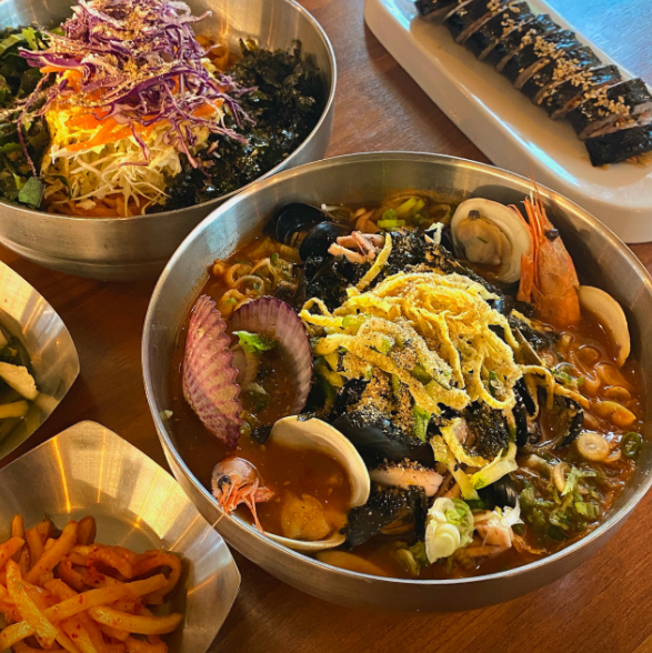 lifeiya1315's tweet photo. 내가 이번 주말에 <고성 여행> 다녀오면서
속초 지인에게서 받은 <<속초 맛집 지도>>🚗
그중에서 해산물 회 위주로 맛집 풀어볼께!

아직 나도 안 가봤는데
속초 자주 가는데 항상 가는 곳만 가면 아쉽잖아!
다음에는 새로운 곳 꼭 가보고 싶은 사람 집중!

1⃣ 완도회식당: 오징어/가자미 물회·회덮밥으로 유명

2⃣ 오복식당: 해물장칼국수 인기만점, 미슐랭가이드24,25년

3⃣ 신유네회포장: 가성비 최고로 소문난 회 포장 전문점

4⃣ 속초삼순이: 해산물, 해물찜 전문점

사진은 업체순나열

난 다음에 꼭 해물장칼국수집 가보고 싶다!