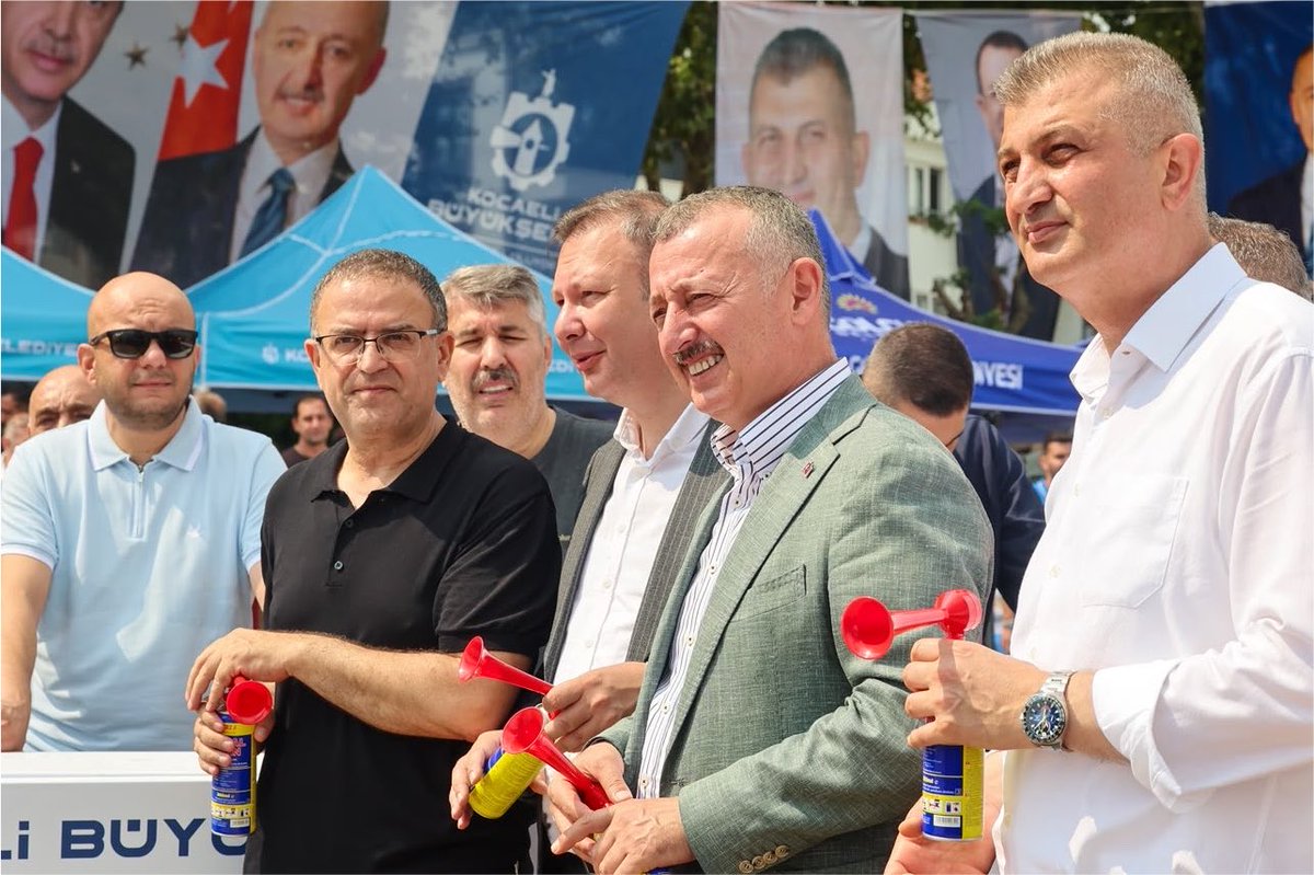 tahirbuyukakin's tweet photo. Yıllarca sanayinin gölgesinde kalan Körfez’imiz; bugün hayata geçirdiğimiz dip çamuru temizliği, ileri biyolojik arıtma yatırımlarımız ve yapay resiflerimizle adeta yeniden doğuyor.

Kırk yaşın üzerindeki hemşehrilerim çok iyi hatırlar; bu deniz bir zamanlar hayatımızın, merkeziydi. İşte biz, bağı sloganlarla değil, devasa yatırımlarla yeniden kuruyoruz.

Bugün, Değirmendere’den Derince’ye, Körfez’in iki yakasını birleştiren 4. Ulusal Açık Su Yüzme Yarışları’nda 14 farklı ilden gelen 471 sporcumuzu ağırladık. O temiz sularda atılan her kulaç, bu şehrin deniziyle yeniden kurduğu güvenin en güzel ispatıdır. 

Bu sadece bir yüzme yarışı değil; yılların “koku, çamur ve müsilaj” algısının yerini gençliğin, sporun ve umudun aldığının en güçlü ilanıdır.

Kocaeli, ülkemizin can damarı, alın teriyle üreten bir sanayi şehri. Bugün bir kez daha gösterdik ki; vizyon sahibi güçlü bir şehir, üretirken denizine ve tabiatına da sahip çıkabilir.

İnşallah bu güzel coşkuyu federasyonumuzla birlikte büyütecek, yarışlarımızı uluslararası bir şampiyonaya taşıyarak Körfez'i dünyaya açacağız.

Emeği geçen tüm mesai arkadaşlarıma teşekkür ediyor, dalgalara kulaç atan tüm sporcularımızı yürekten kutluyorum.