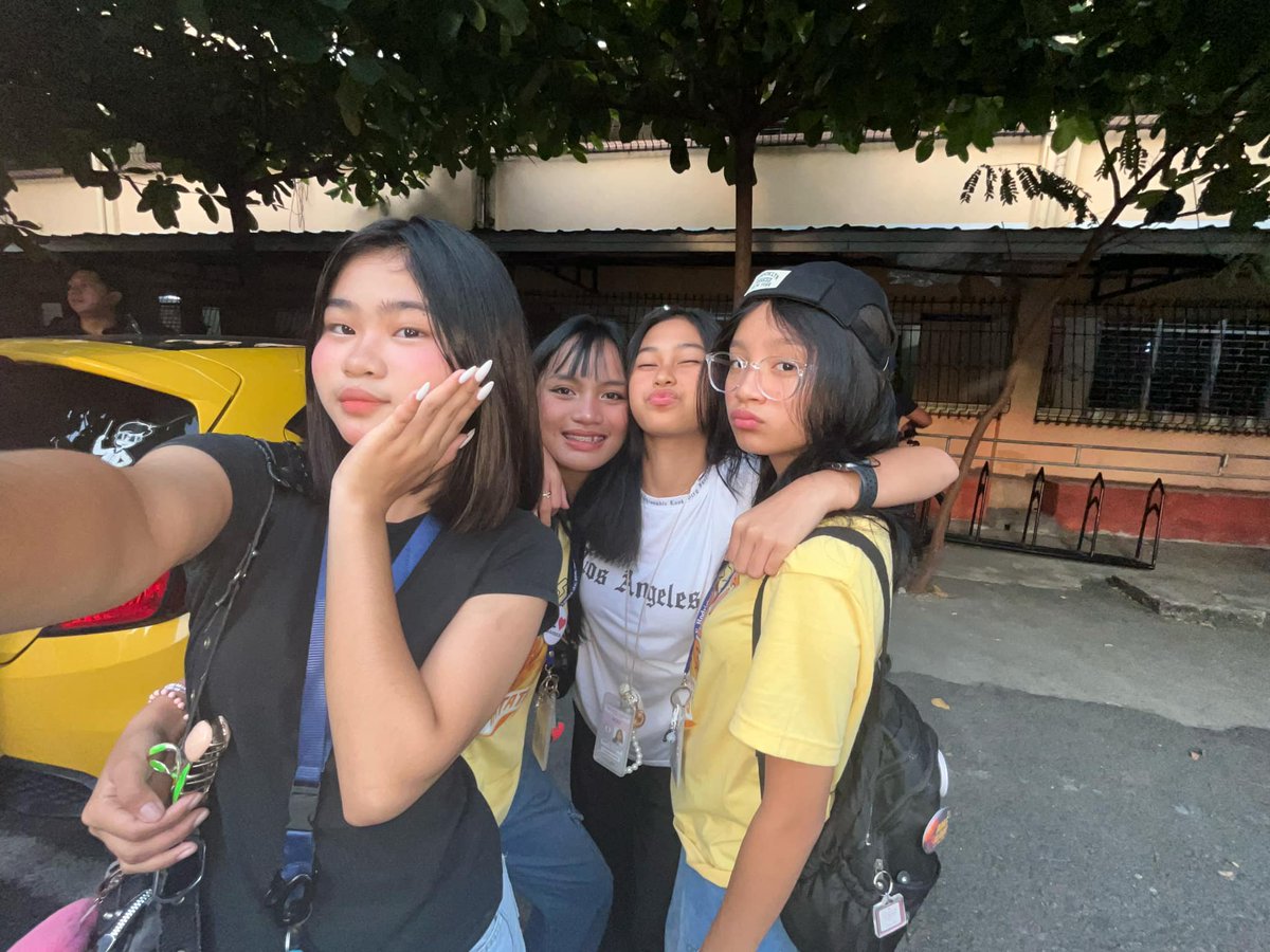 yoits_sofie3's tweet photo. final practice ng graduation ig?  
#NoOneWillEverBeatPapansinSquad https://t.co/SBL4CqCPNf