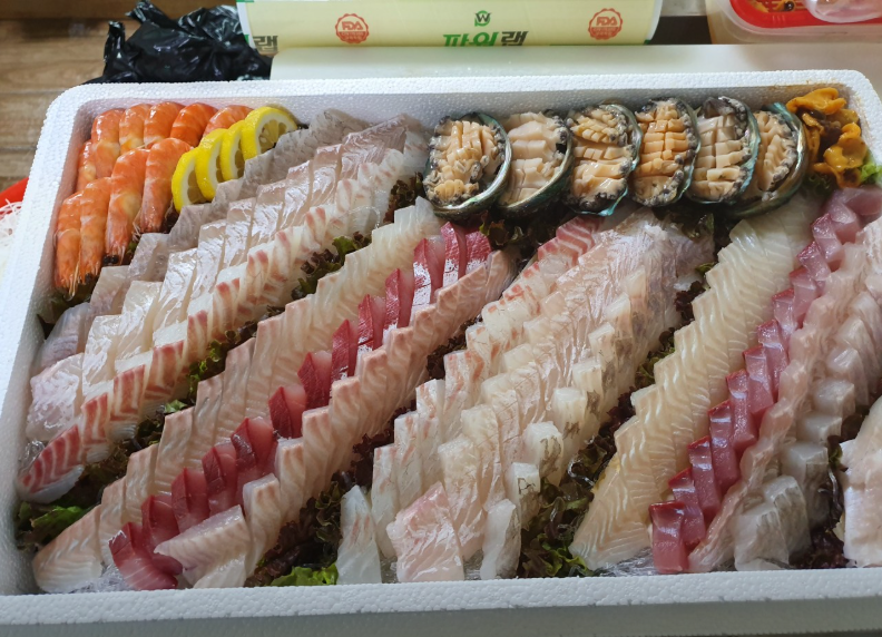 lifeiya1315's tweet photo. 내가 이번 주말에 <고성 여행> 다녀오면서
속초 지인에게서 받은 <<속초 맛집 지도>>🚗
그중에서 해산물 회 위주로 맛집 풀어볼께!

아직 나도 안 가봤는데
속초 자주 가는데 항상 가는 곳만 가면 아쉽잖아!
다음에는 새로운 곳 꼭 가보고 싶은 사람 집중!

1⃣ 완도회식당: 오징어/가자미 물회·회덮밥으로 유명

2⃣ 오복식당: 해물장칼국수 인기만점, 미슐랭가이드24,25년

3⃣ 신유네회포장: 가성비 최고로 소문난 회 포장 전문점

4⃣ 속초삼순이: 해산물, 해물찜 전문점

사진은 업체순나열

난 다음에 꼭 해물장칼국수집 가보고 싶다!