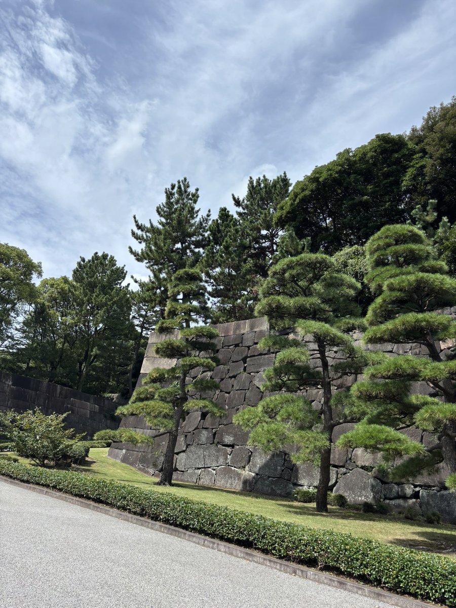 SEl6r's tweet photo. 皇居行って名刺入れ購入。一般人が入れる皇居公園行ったけど流石日本、綺麗差の格が違う。
革製名刺入れ購入したけどネット情報より値上がりで¥2,000円。
荷物検査の列で周囲は外国人だらけで警備員が私に日本語話してきて一目で国籍わかるの流石やーと感心。どこで日本人とバレたんや！見た目🇨🇳っぽい https://t.co/sOWGFOs6IB