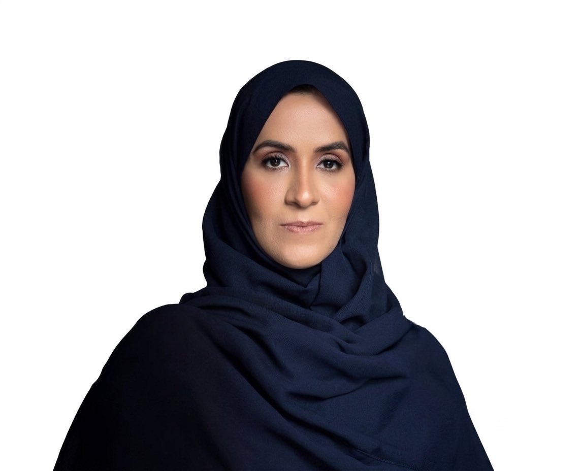 QadahSaudi's tweet photo. #سيرة_ذاتية | الدكتورة منيرة بنت بدر المهاشير

المؤهلات الأكاديمية:
البكالوريوس: 
اللغة الإنجليزية من كلية الآداب بالدمام، عام 1420هـ/1999م.
الماجستير: 
الأدب الإنجليزي من كلية الآداب بجامعة الملك فيصل، عام 1427هـ/2006م.
الدكتوراه: 
الفلسفة في اللغة الإنجليزية وآدابها من كلية الآداب بجامعة الدمام (جامعة الإمام عبدالرحمن بن فيصل حاليًا)، عام 1431هـ/2011م.
الزمالة البريطانية العليا في التعليم العالي: القيادة فئة الرئيس، من أكاديمية التعليم العالي ببريطانيا، عام 1441هـ/2020م.
زمالة القيادة الأكاديمية: 
من مركز القيادة بجامعة الإمام عبدالرحمن بن فيصل، عام 1444هـ/2023م.

البرامج التدريبية والتأهيلية:
برنامج القيادة التنفيذية من جامعة أكسفورد، عام 1443هـ/2022م.
برنامج تأهيل القادة للتحول الرقمي، عام 1445هـ/2024م.
برنامج القادة التنفيذيين من جامعة أريزونا، عام 1445هـ/2024م.
برنامج القادة التنفيذيين من معهد القيادة بجامعة الملك عبدالله للعلوم والتقنية (كاوست) بالشراكة مع جامعة أريزونا، عام 1445هـ/2024م.
برنامج الذكاء الاصطناعي والآثار المترتبة على استراتيجية الأعمال من كلية سلون لإدارة الأعمال بمعهد ماساتشوستس للتكنولوجيا، عام 1446هـ/2025م.

المسيرة المهنية:
ربيع الآخر 1447هـ/أكتوبر 2025م: 
مدير عام التعليم في المنطقة الشرقية بالمملكة العربية السعودية.
عميد التعلم الإلكتروني والتعليم عن بعد: جامعة الإمام عبدالرحمن بن فيصل بالدمام.
عضو هيئة تدريس:
كلية الآداب للبنات بالدمام، والتدرج من معيد إلى محاضر ثم أستاذ مساعد.

أعمال إدارية وبحثية بالجامعة:
رئيس لجنة إعداد وتطبيق سياسات الذكاء الاصطناعي بجامعة الإمام عبدالرحمن بن فيصل.
وكيلة كلية الآداب للتعليم الإلكتروني والتعليم عن بعد.
رئيس لجنة مشروع الكتاب الرقمي وكلية المجتمع بجامعة الدمام.
مدير مشروع الدراسة المسحية لمركز الملك عبدالعزيز الثقافي العالمي.
عضو برنامج رائدات التعليم الإلكتروني في الجامعات السعودية.

أعمالها ومؤلفاتها:
تأسيس "مشروع الترجمة السعودي العالمي" عام 1427هـ/2006م، وترجمة أعمال أدبية من الإنجليزية إلى العربية، منها:
مسرحية "الصدق منجاة".
رواية "رحلة عاطفية إلى فرنسا وإيطاليا".
مسرحية "المسافرون إلى البحر" لجون ميلينغتون سينج.
رواية "حيث تخشى الملائكة أن تنزل" لفورستر.
مسرحية "تتمسكن لتتمكن" لأوليفر جولد سميث.
المجموعة القصصية "بلابل لا تنطق أبدًا: قراءة في الواقع النسوي"، إضافة لقصص لكاتبات سعوديات وللروائي غابريال غارسيا ماركيز.

المشاركات والعضويات:
نائب رئيس الجمعية العلمية السعودية للتعليم عن بعد.
الرئيس التنفيذي لمركز إتقان للتطوير والتنمية والمسؤولية الاجتماعية بجامعة الإمام عبدالرحمن بن فيصل.
عضو اللجنة العلمية وهيئة التحرير الدولية لمركز ومجلة البحر الأبيض المتوسط للدراسات الاجتماعية والتربوية (MISS) في روما.
عضو هيئة التحرير الدولية للمجلة العلمية للبحوث التربوية (IER) ومجلة الدراسات التربوية الدولية (IES) في كندا.
عضو مجلس الخبراء بالجمعية الدولية للمترجمين العرب في قطر.
عضو لجنة مسؤولي التعليم الإلكتروني ولجنة عمداء التعلم الإلكتروني بالجامعات ومؤسسات التعليم بدول مجلس التعاون الخليجي والسعودية.
عضو النادي الأدبي وجمعية سند بالمنطقة الشرقية.
عضو رابطة الشاعر والاس ستيفنز بجامعة كلاكسون في نيويورك.

الجوائز:
1438هـ/2017م: 
جائزة تميز البحث العلمي في كلية الآداب.
1440هـ/2019م: 
جائزة تميز البحث العلمي بقسم اللغة الإنجليزية.
1440هـ/2019م: 
جائزة خدمة المجتمع في كلية الآداب.
1442هـ/2021م: 
جائزة البلاك بورد للتميز العالمية (التميز في قيادة التغيير).
1443هـ/2022م: 
جائزة البلاك بورد للتعليم والتعلم بالشرق الأوسط (فئة التميز في المشاركة المجتمعية).
1444هـ/2023م: 
جائزة الأنثولوجي العالمية (فئة التأثير والأفراد المؤثرين في التعليم).
1444هـ/2023م: 
جائزة المركز الوطني للتعليم الإلكتروني الابتكار في التعليم والتدريب الإلكتروني (مسار التميز).
1445هـ/2024م: 
جائزة أنثولوجي العالمية (فئة التميز في قيادة التغيير).

المصدر | https://t.co/WxsUdIci7u