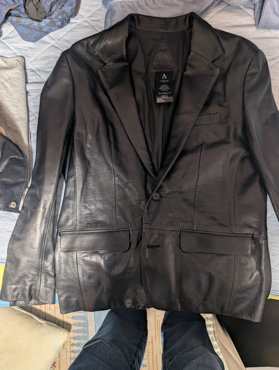 egoistok's tweet photo. 本日の稲妻フェスティバルで買った商品
ハーレーダビッドソンのtシャツ2枚とA LEATHERのレザージャケット1枚です　
ALEATHERのレザージャケットが4万買えたのはデカい
#稲妻フェスティバル
#ALEATHER https://t.co/zb3W0ZJMmD