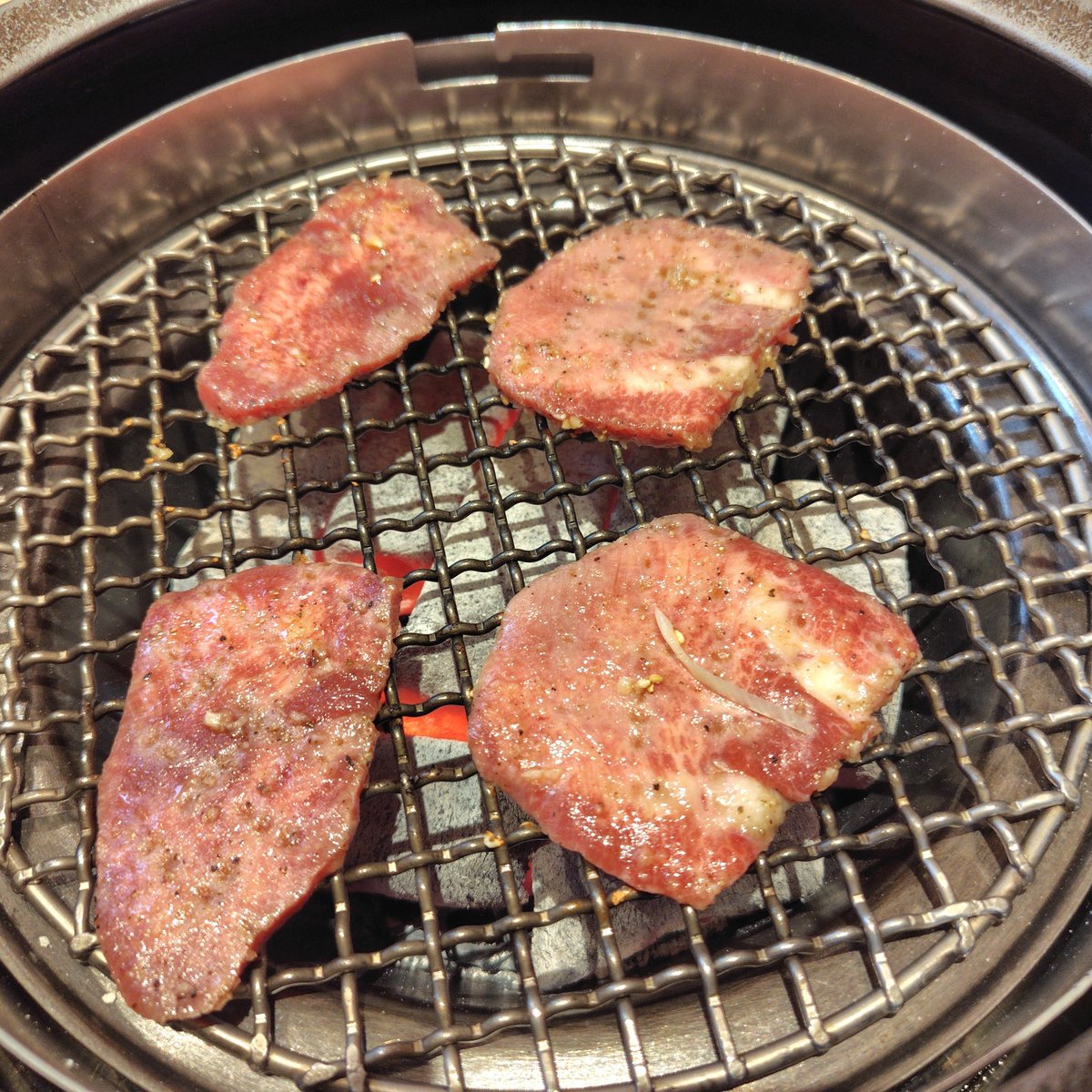 oppeye's tweet photo. なんかみんな肉食べてるな😀 https://t.co/MahYq2kKoU