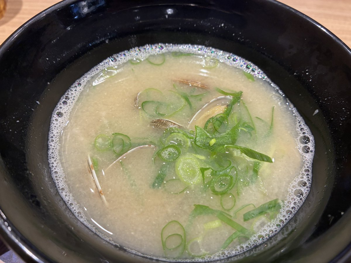 hokh770's tweet photo. 初めての資さんうどん。思わず貝汁も追加。美味しかったです。 https://t.co/7JauMTij3F