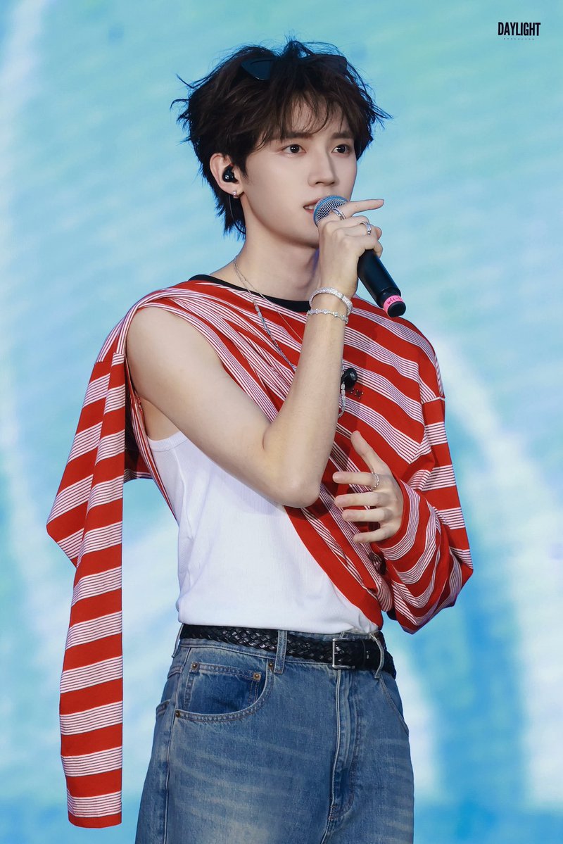 zhouyiran_thai's tweet photo. [📸] 260809 |  Weibo Wonderful Adventure

อี้หรานแจ้งว่าปลายปีจะมี Physical album และ งานวันเกิดจัดในโซนเจียงซู–เจ้อเจียง–เซี่ยงไฮ้ ค่ะ🫣

#Zhouyiran #โจวอี้หราน #周翊然 https://t.co/PB8tZweEVI
