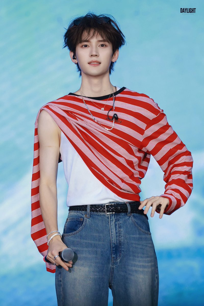 zhouyiran_thai's tweet photo. [📸] 260809 |  Weibo Wonderful Adventure

อี้หรานแจ้งว่าปลายปีจะมี Physical album และ งานวันเกิดจัดในโซนเจียงซู–เจ้อเจียง–เซี่ยงไฮ้ ค่ะ🫣

#Zhouyiran #โจวอี้หราน #周翊然 https://t.co/PB8tZweEVI