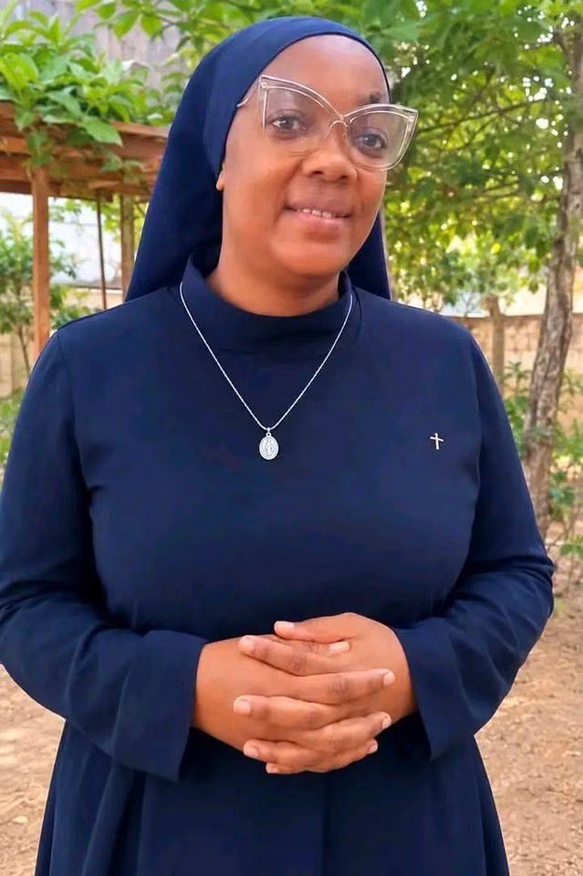 EsBi_Media's tweet photo. 🛑SOCIÉTÉ - SOEUR GERMAINE BIBONO : LA RELIGIEUSE CAMEROUNAISE RECHERCHÉE EN EUROPE POUR UNE ESCROQUERIE DE 60 MILLIONS DE FRANCS CFA.

Sœur Germaine BIBONO, religieuse originaire du Cameroun, se retrouve au centre d'un scandale financier et judiciaire d'une ampleur internationale. Elle fait désormais l'objet d'avis de recherche émis par plusieurs services de police européens pour avoir orchestré une vaste escroquerie à l'émigration clandestine. Le montant total des sommes détournées est estimé à plus de 60 millions de francs CFA. Pour mettre sur pied son réseau d'escroquerie, la religieuse s'est appuyée sur les plateformes numériques en créant et en administrant un groupe WhatsApp. À travers ce canal de communication direct, elle ciblait des dizaines de candidats à l'exil désireux de rejoindre l'Occident. tirant parti de sa qualité de sœur d'église, Sœur Germaine BIBONO a utilisé son statut moral et religieux pour instaurer un climat de confiance aveugle auprès de ses victimes, écartant ainsi tout soupçon quant à la légitimité de ses démarches.

La suspecte promettait à ses victimes de leur faciliter l'obtention de visas, de papiers officiels et de garantir leur installation dans six destinations majeures : l'Italie, l'Espagne, la Suisse, la Belgique, la France et le Canada. En échange de ces faux engagements, chaque candidat devait verser d'importantes sommes d'argent destinées à couvrir de prétendu frais administratifs et de constitution de dossiers. Une fois les fonds encaissés, les promesses de départ ne se sont jamais concrétisées. Face à l'absence de résultats et à la disparition progressive de la religieuse, les victimes ont fini par réaliser la supercherie et ont déposé de nombreuses plaintes auprès des autorités compétentes. Les enquêtes ouvertes dans plusieurs juridictions européennes ont permis de révéler l'ampleur du préjudice global et la nature systémique de l'arnaque. Actuellement en fuite, Sœur Germaine BIBONO est activement recherchée par les forces de l'ordre. Les enquêtes se poursuivent sur le continent européen et en Afrique afin de tracer les flux financiers, de localiser la suspecte et de déterminer la présence d'éventuels complices au sein de ce réseau d'escroquerie transcontinental.

#EsbiMedia