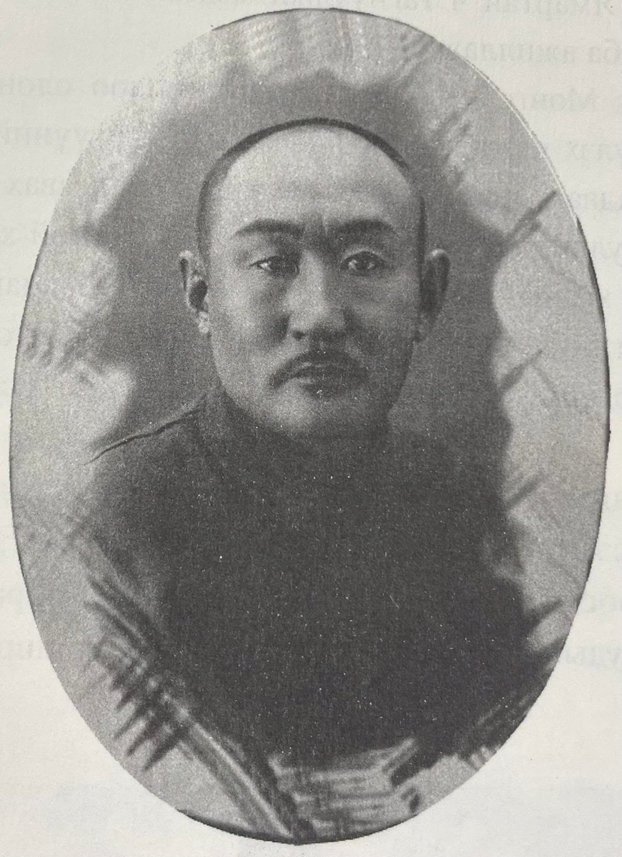themongolmn's tweet photo. Богд хааны шадар Баатар захирагчийн тушаалаар Гандан хийдийн аграмба лам Н.Хаянхирваа Орос, Халимаг, Турк улсуудад бадарчингийн дүрээр тагнуулын ажил хийж байжээ. 
Тэрбээр Сэцэн хан аймгийн Сан Бэйсийн хошуу буюу одоогийн Хэнтий аймгийн Цэнхэрмандал сумын нутагт 1885 онд төржээ. 1900 оны эхээр идэр залуу настай тагнуулч маань Орос оронд явж, Халимагийн шашны сургуульд гурван жил сурч боловсров. Улмаар Турк улсын нийслэл Стамбул хотноо 1913-1914 оны үед таван жилийн турш тагнуул болон гүйцэтгэх ажиллагааны шугамаар суралцаж бас ажиллажээ. Н.Хаянхирваа нь цааш Визентины эсперанто хэлний интернационал сургуульд суралцан онц дүнтэй төгссөн байна. Тэрбээр 1924 оноос МАХН-ын Төв Хороонд хэлтсийн дарга, 1925 онд Намын сургуулийн захирал, 1926-1928 онд ДХГ-ын даргаар томилогдон ажиллаж байсан аж. ТЕГ-ын архивт байгаа баримтаас иш татсан тэмдэглэлд 8-р Богд Жибзундамба Халимагт байсан В.И.Лениний авга ахтай холбоо тогтоосон Н.Хаянхярваагаар дамжуулан Оросын коммунист хувьсгалын талаар дэлгэрэнгүй мэдээлэл авч байсан гэжээ. Мөн В.И Ленинийг Сибирьт цөллөгт байхад Монголын тагнуулч Цагаач хэмээх хүн Хөвсгөлийн Саяаны уулсыг даван очиж уулзсан гэсэн мэдээ байдаг бөгөөд тэр хүн нь Н.Хаянхирваа байсан аж. ДХГ-ын дарга, Тагнуулын Ерөнхий Газрын дарга, Эрүүлийг Хамгаалах газрын анхны дарга, Гадаад тагнуулын хэлтсийн ажилтан, Монголын анхны эсперанто хэлний мэргэжилтэн түүний талаар ТЕГ-ын судлаач С.Баттогтох судалгааны материалаас харахад Н.Хаянхирваа нь 1912 онд Монголдоо түр ирээд Халимаг буцаж, дараа нь Туркэд суралцсан байна. Н.Хаянхярваа 1924 оноос МАХН-ын Төв Хороонд хэлтсийн дарга, 1925 онд Намын сургуулийн захирал, 1926-1928 онд ДХГ-ын даргаар томилогдон ажиллаж байжээ. 1928 оны арваннэгдүгээр сараас 1930 оны зургадугаар сар хүртэл Эрүүлийг хамгаалах газрын даргаар ажиллаж байсан аж. Н.Хаянхирваа 1926-1928 онд Дотоодыг Хамгаалах Газрын гадаад тагнуулын газрын даргаар ажиллах хугацаандаа нэн түрүүнд ажилтан ажилчдыг шинэчлэх, нууц хадгалалтыг сайжруулах, сонор сэрэмж, харуул хамгаалалтыг өндөржүүлэх, аж ахуй, санхүүгийн үйл ажиллагааг дээшлүүлэх, дураараа авирлах явдлыг таслан зогсоох зэрэг олон чухал арга хэмжээ авчээ. Тэрээр манай улсад ажиллаж амьдарч байсан Хятад, ЗХУ-ын иргэдийг хүртэл гүйцэтгэх ажлын хяналтад авч шалгаж, олон гэмт хэрэгтнүүдийг тагнуулын шугамаар илрүүлж байсан аж. Энэ ажлынхаа хүрээнд Оросын сургагч мэргэжилтний тоог хасч хорогдуулах тухай шийдвэр гаргаж, сургагч нарын эрх хэмжээг тодорхойлсон дүрмийг 1926 оны арванхоёрдугаар сарын 3-нд батлан мөрдүүлжээ. Мөн “Сургагч нарыг Засгийн газраас зөвшөөрөл авч урин ирүүлж байх”, “Сургагч нар зохих дээд тушаалын дарга нарт захирагдан, заавар тушаалыг дагаж гүйцэтгэх, хэлтэс, анги, тасгийн дарга нарын өмнө гүйцэтгэх албаны үүргийг хүлээхийн дээр даргын тушаалгүйгээр захирах тушаах эрхгүй” болохыг тогтоож, “Монгол албан хаагчдыг зааварлан сургах нь гол үүрэг” болохыг заажээ. Баруун хязгаарыг тусгаарлан таслах явуулга хийж байсан Коминтерний ажиллагаа, тэдний гар хөл болж байсан Зөвлөлтийн худалдааны байгууллага болох “Стормонг”, “Монголтранс”, “Монголбанк”, Монголын Харилцан туслалцах Хоршоонд ажиллаж байсан сургагч мэргэжилтнүүдийг гүйцэтгэх ажлын шугамаар хараа хяналтад авч байсан аж. Гэвч тэрбээр энэ мэт эрс шийдэмгий алхамуудаасаа болж буруудан, 1928 оны эцсээр ДХГ-ын даргын албан тушаалаас буужээ. Тагнуулын байгууллагаас шахагдсаныхаа дараа Эрүүлийг хамгаалах салбарт ажиллаж байсан ч Дотоодыг хамгаалах газарт байхдаа Зөвлөлтийн сургагч нартай тэмцэж явсан шалтгаанаар 1934 онд улс төрийн хилс хэрэгт холбогдож, 10 жилийн хорих ялаар шийтгэгдэж, 1968 онд цагаатгагджээ.