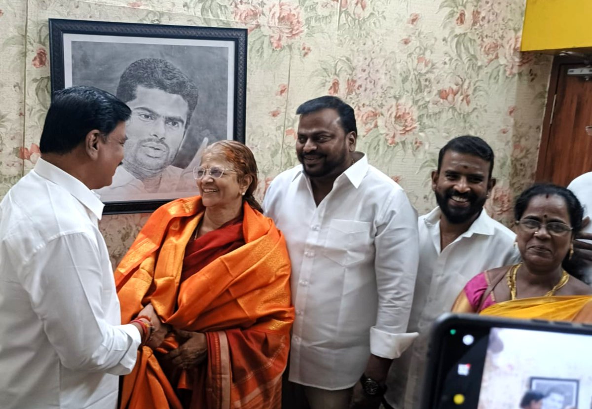KaruNagarajan's tweet photo. We The Leaders சென்னை சி ராஜா அவர்களுக்கு பிறந்தநாள் வாழ்த்துக்களை தெரிவித்தோம். அப்போது சென்னை மாமன்ற உறுப்பினர் திருமதி உமா ஆனந்தன் அவர்களும் அந்த நிகழ்ச்சியில் கலந்து கொண்டார். அவர்களையும் வாழ்த்தினோம். https://t.co/40UW0cXAIo