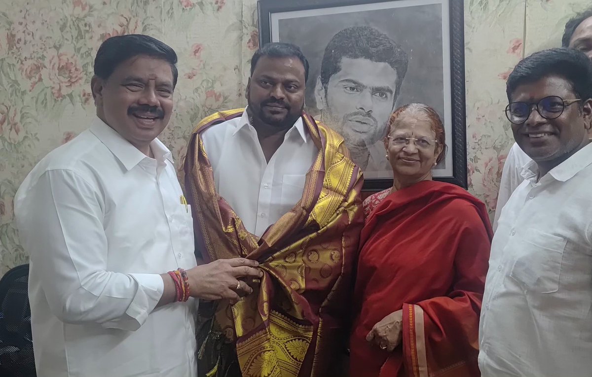KaruNagarajan's tweet photo. We The Leaders சென்னை சி ராஜா அவர்களுக்கு பிறந்தநாள் வாழ்த்துக்களை தெரிவித்தோம். அப்போது சென்னை மாமன்ற உறுப்பினர் திருமதி உமா ஆனந்தன் அவர்களும் அந்த நிகழ்ச்சியில் கலந்து கொண்டார். அவர்களையும் வாழ்த்தினோம். https://t.co/40UW0cXAIo