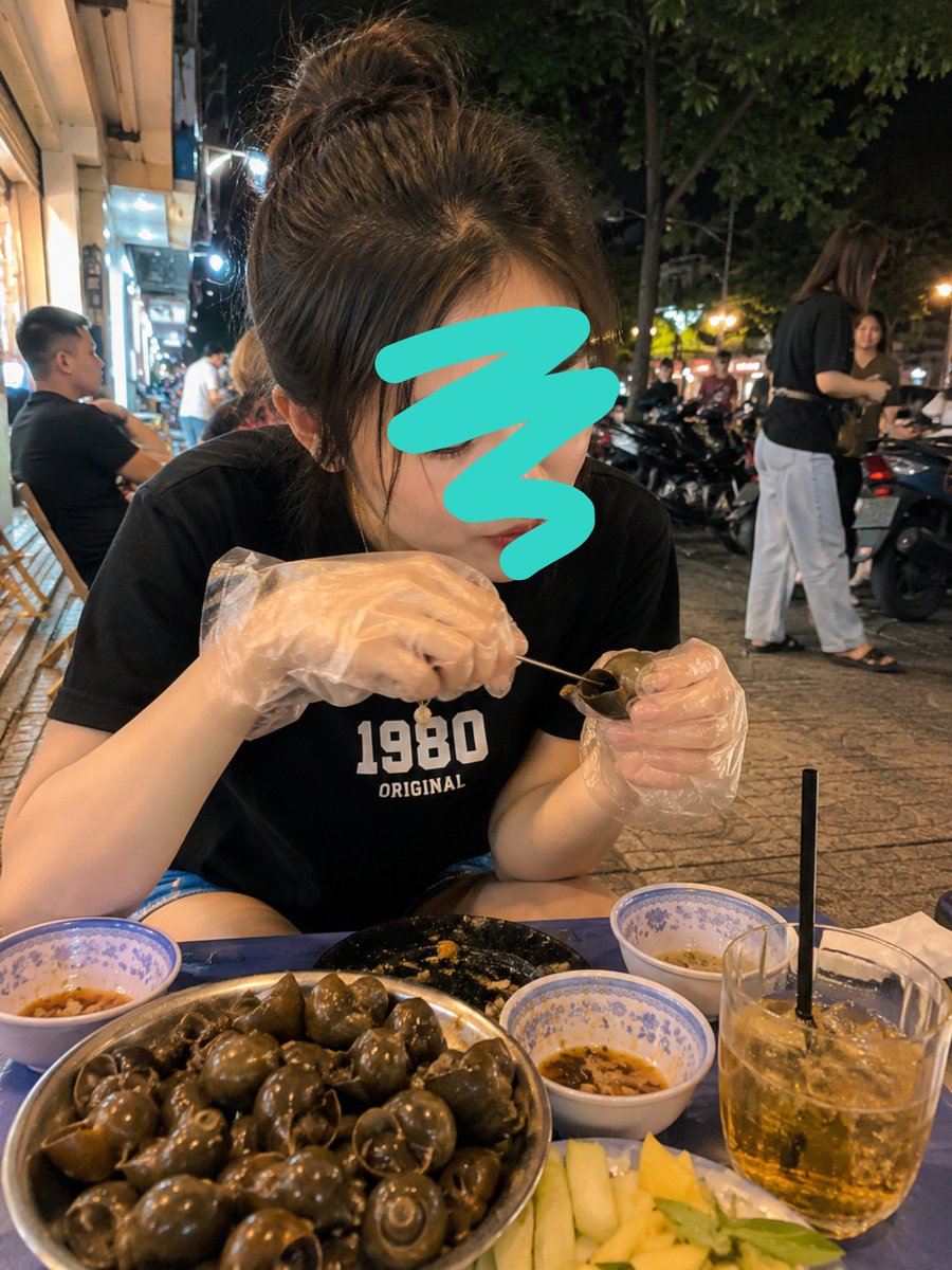 rosekim2k5's tweet photo. Cuối tuần rồi, đi ăn ốc thôi 🐌  

Ốc ngon, nước chấm đậm đà,  
ngồi chuyện trò cho hết chiều.  

Chill vậy là đủ rồi 💛 https://t.co/gcd3dAalSq
