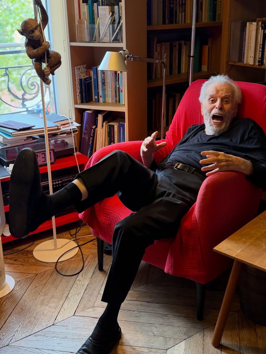 alejodorowsky's tweet photo. Hoy es domingo, mi día de descanso. Estoy contento de estar contigo. Espero encontrarte pensamientos poéticos que te gusten. 

1. No es amor.
Es necesidad desesperada.

2. No eres todo lo que quiero 
pero el que en mi quiere 
no es todo lo que soy.

3. En el centro de mi celda
alojo el guardián.

4. La verdad 
no es el fruto
de mis esfuerzos.

5. Si no me amas haré que me ames.
Si no me amas esperaré a que me ames.
Si no me amas yo te amaré.

6. Fuera de mí
temores prematuros.
Todo es para bien.

7. Inocencia

Que la piedra sea piedra y el ojo sea ojo.
Para encontrar el agua reconoce tu sed.
No eres lo que quieres, eres lo que eres.
Cuando abras el vientre de un segundo brotará el tiempo entero,
multitud de cantos invadirán tu pecho,
círculos brillantes girarán alrededor de tu cabeza,
navegarán en tu sangre los muertos y los que van a nacer,
dejarás de cubrir con tu retrato cada centímetro de mundo,
cesarás de convertir en reflejo a tus vecinos,
no pegarás antifaces turbios en los rostros que fulguran, 
aceptarás la noche sin añorar el día,
aceptarás el día sin cubrir el cielo azul con un velo negro,
aceptarás tus sentimientos por sublimes que sean.

…

Te envío un abrazo de amistad incontenible, 
Alejandro con Pascale 
.
Photos @PascaleMJodo