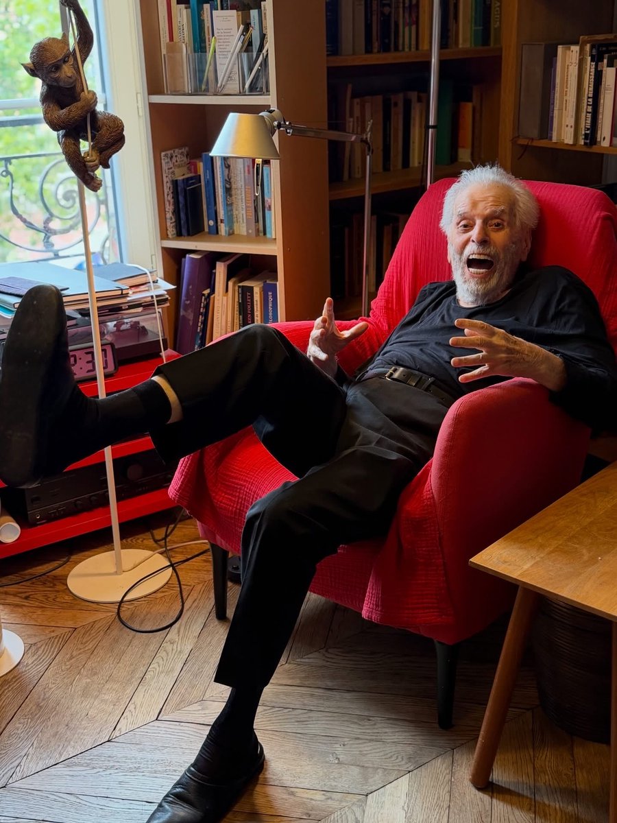 alejodorowsky's tweet photo. Hoy es domingo, mi día de descanso. Estoy contento de estar contigo. Espero encontrarte pensamientos poéticos que te gusten. 

1. No es amor.
Es necesidad desesperada.

2. No eres todo lo que quiero 
pero el que en mi quiere 
no es todo lo que soy.

3. En el centro de mi celda
alojo el guardián.

4. La verdad 
no es el fruto
de mis esfuerzos.

5. Si no me amas haré que me ames.
Si no me amas esperaré a que me ames.
Si no me amas yo te amaré.

6. Fuera de mí
temores prematuros.
Todo es para bien.

7. Inocencia

Que la piedra sea piedra y el ojo sea ojo.
Para encontrar el agua reconoce tu sed.
No eres lo que quieres, eres lo que eres.
Cuando abras el vientre de un segundo brotará el tiempo entero,
multitud de cantos invadirán tu pecho,
círculos brillantes girarán alrededor de tu cabeza,
navegarán en tu sangre los muertos y los que van a nacer,
dejarás de cubrir con tu retrato cada centímetro de mundo,
cesarás de convertir en reflejo a tus vecinos,
no pegarás antifaces turbios en los rostros que fulguran, 
aceptarás la noche sin añorar el día,
aceptarás el día sin cubrir el cielo azul con un velo negro,
aceptarás tus sentimientos por sublimes que sean.

…

Te envío un abrazo de amistad incontenible, 
Alejandro con Pascale 
.
Photos @PascaleMJodo