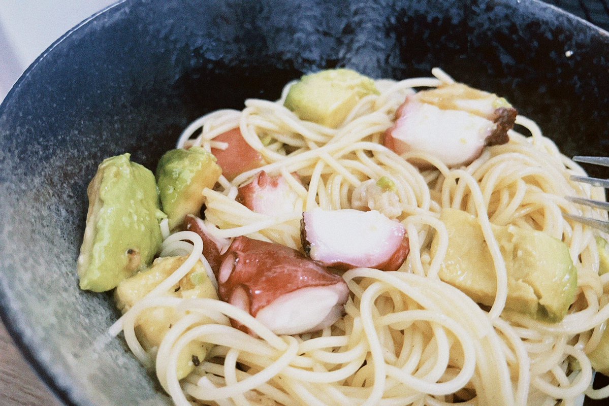 romareitaru's tweet photo. タコとアボカドと山わさびの冷製パスタ〜作りすぎた〜 https://t.co/EeyaNS86ym