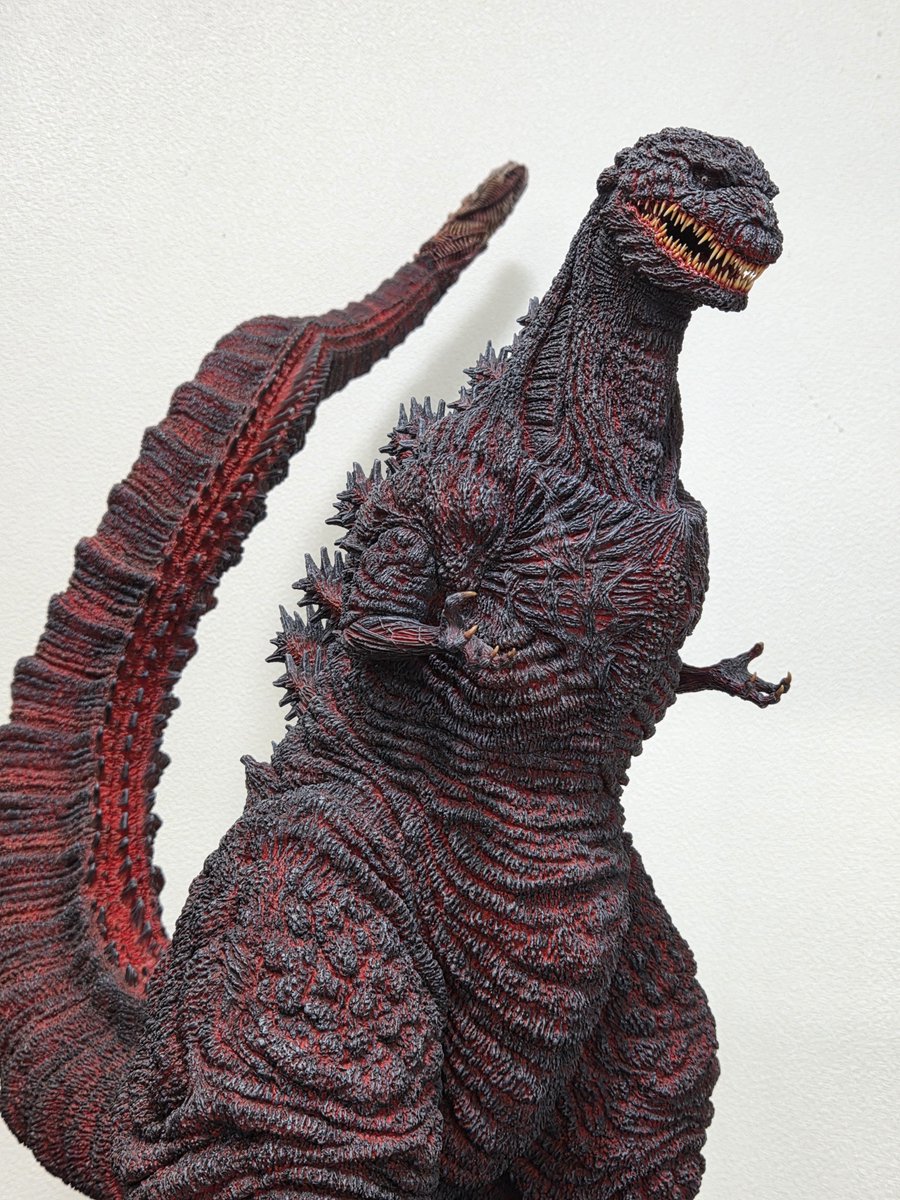 Leichardti's tweet photo. 大鷹工房さん原型、仁工房さん製作のシン・ゴジラが家に来ました❗

牙やモールドの深さがかっこよすぎて、理想のシン・ゴジラです！
塗装は巨大感があって、劇中そのものみたいに仕上げてもらいましたw https://t.co/VrygKpwOc2