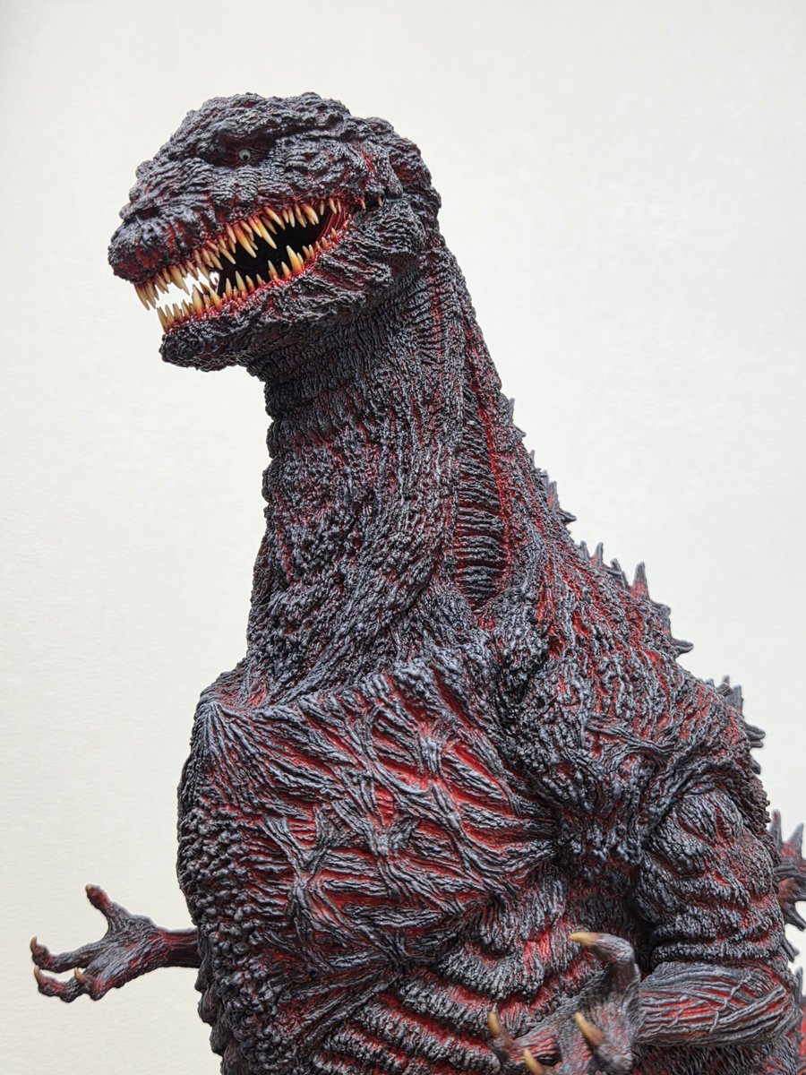 Leichardti's tweet photo. 大鷹工房さん原型、仁工房さん製作のシン・ゴジラが家に来ました❗

牙やモールドの深さがかっこよすぎて、理想のシン・ゴジラです！
塗装は巨大感があって、劇中そのものみたいに仕上げてもらいましたw https://t.co/VrygKpwOc2