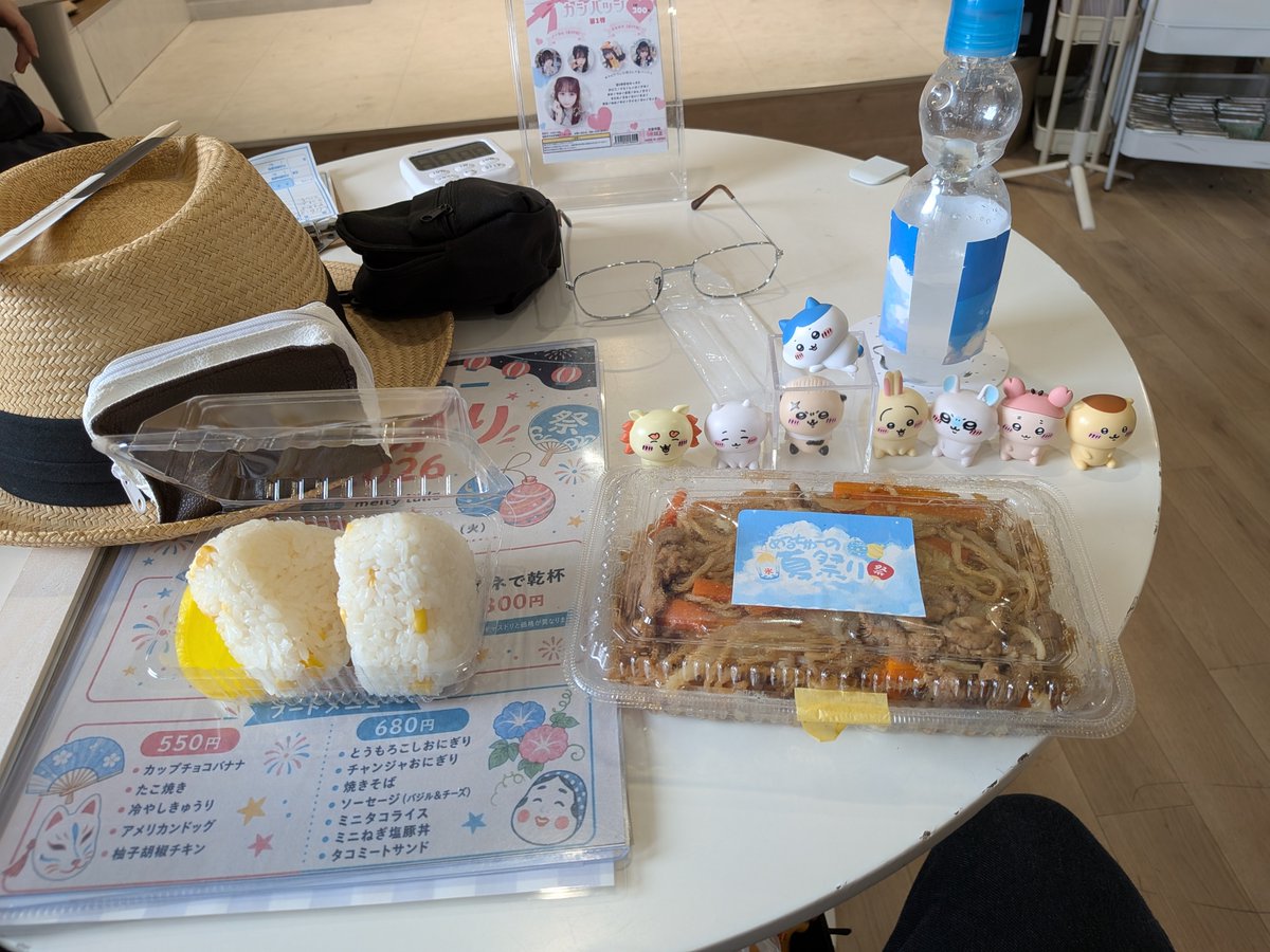 fayraxia's tweet photo. めるちゅーなつまつりにマサの付き添いで来た❗️今日はギリギリ前半間に合ったのに···()
おいしい屋台がてんこもり〜わたあめ ビールにじゃがバター たこやき すきやき ケバブに〜てりてりソースの焼きそば〜···そして、とうもろこしおにぎり〜♪
ポイントカード初めて使った〜フォトカ❗️ https://t.co/7BfDQj2Cpl