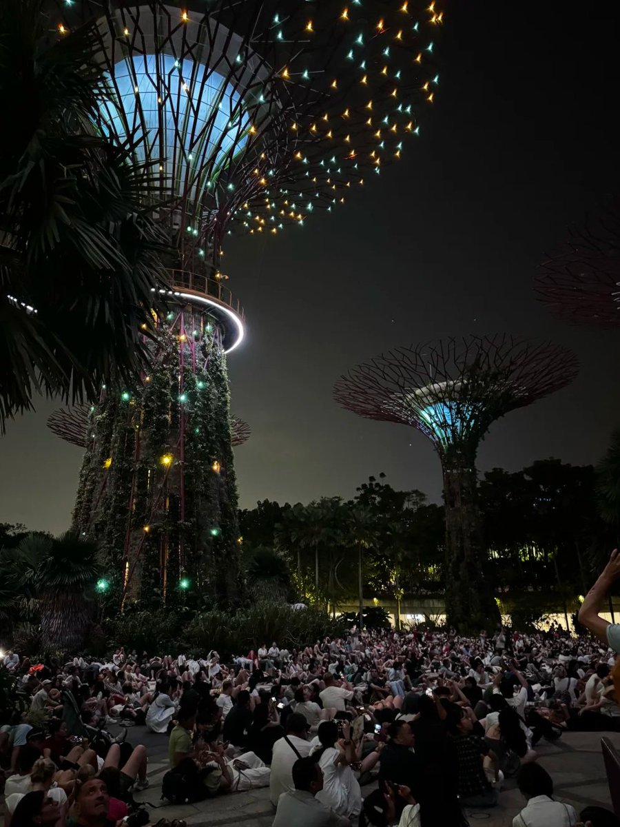 ADAobnss's tweet photo. Gardens by the Bay Supertree Light Show https://t.co/rMkeE0D85h