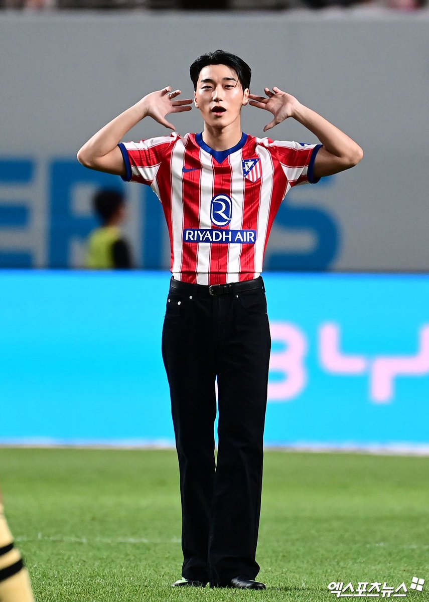 CHOISANUNION's tweet photo. The nation’s Grand Duke of the North #SAN wearing @Atleti jersey for the ceremonial kick-off ahead of their game against @ManCity 

CHOI SAN KICK OFF
#최산_쿠팡플레이_시축
#CHOISAN #산 #쿠팡플레이 @CoupangPlay https://t.co/pqQU7Ln5pg
