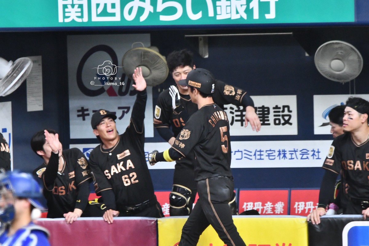 ____kuma_t4's tweet photo. 2026.8.9 京セラドーム大阪

①パワー💪な寅威さん←
②めっちゃ高いとこにいるキャプテン←
③ヤッター！な海くん←

 #近本光司  #伏見寅威  #佐藤輝明
 #坂本誠志郎  #植田海 
 #阪神タイガース #hanshin #hanshintigers https://t.co/iZ4IlIPAun