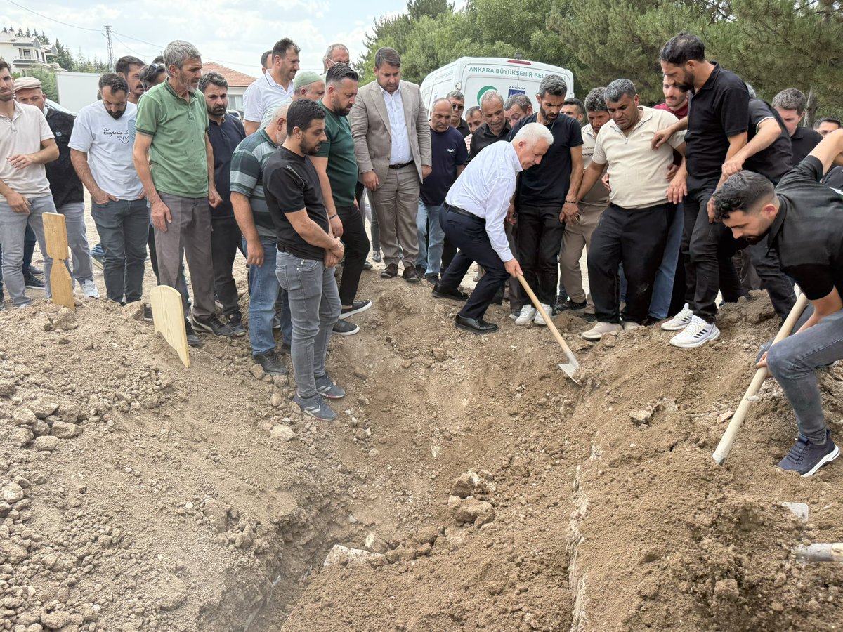 ahmetarslan36's tweet photo. Kahramankazan TÜGVA İlçe başkanı Burhan Aslan’ın vefat eden annesini Kahramankazan’da Hakk’a uğurladık.

Merhumeye Allah’tan rahmet; Burhan başkan başta olmak üzere ailesine ve yakınlarına başsağlığı ve sabırlar diliyorum. 

Ruhu şâd, mekânı cennet olsun inşaallah. https://t.co/kmHmzQhgFk