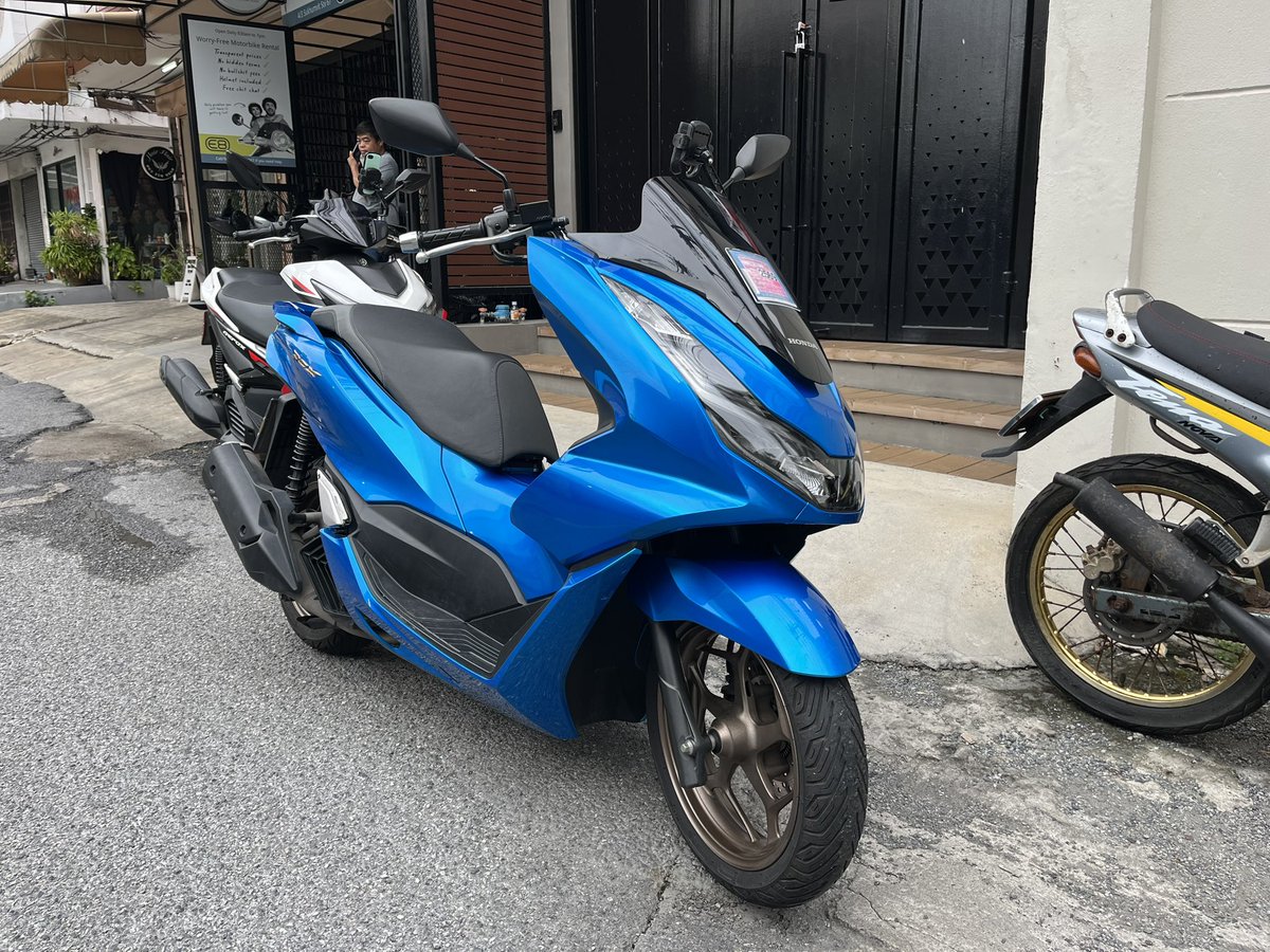 0VERFR0W's tweet photo. 今年のお盆休みは人生初タイ！！
２年前台湾ツーリング行ったメンバーでバイク乗ってきます😸今回の私の相棒ブルーのPCX160
なんかよくわかんないけど左車線で走りやすい！珍しく全おまかせ のっかりプラン https://t.co/4EitpXiJk8