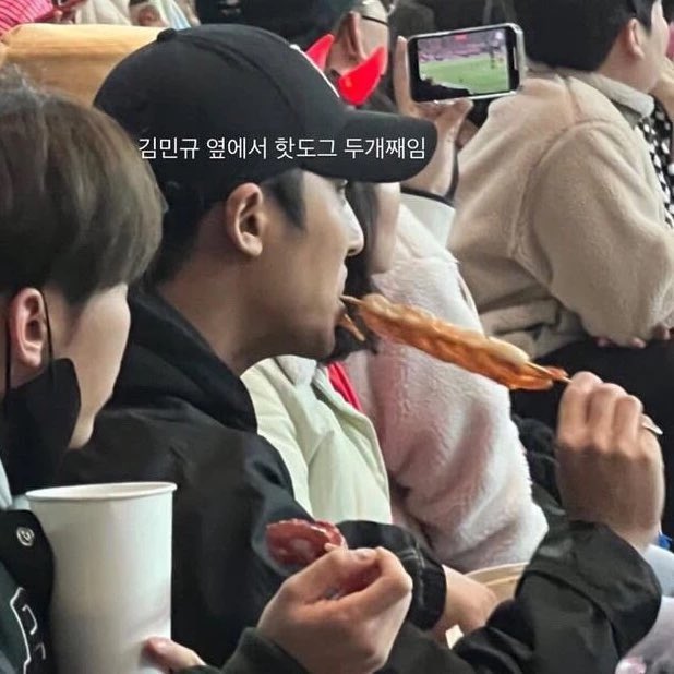 World9746's tweet photo. 3년 전이나 지금이나 축구장 목격짤에 밥걱정 절대 안시키는 거 마음좋다ㅋㅋㅋㅋㅋㅋㅋㅋㅋㅋㅋㅋㅋㅋㅋㅋㅋㅋㅋㅋㅋㅋㅋㅋㅋㅋㅋㅋㅋㅋ https://t.co/URV8ylUtEV