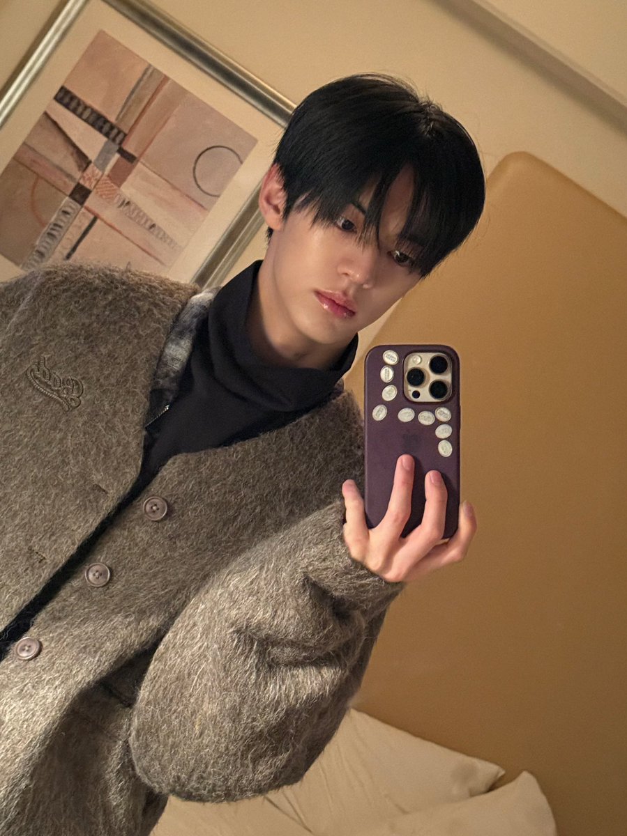 koinudohoon's tweet photo. 김도훈 따��비 양식장 사건

김도훈이 페레로로쉐 스티커에 꽂혀서(대체왜) 온갖곳에 따개비 양식장을 차렸던 사건이다 https://t.co/7Kt0cjfQAX