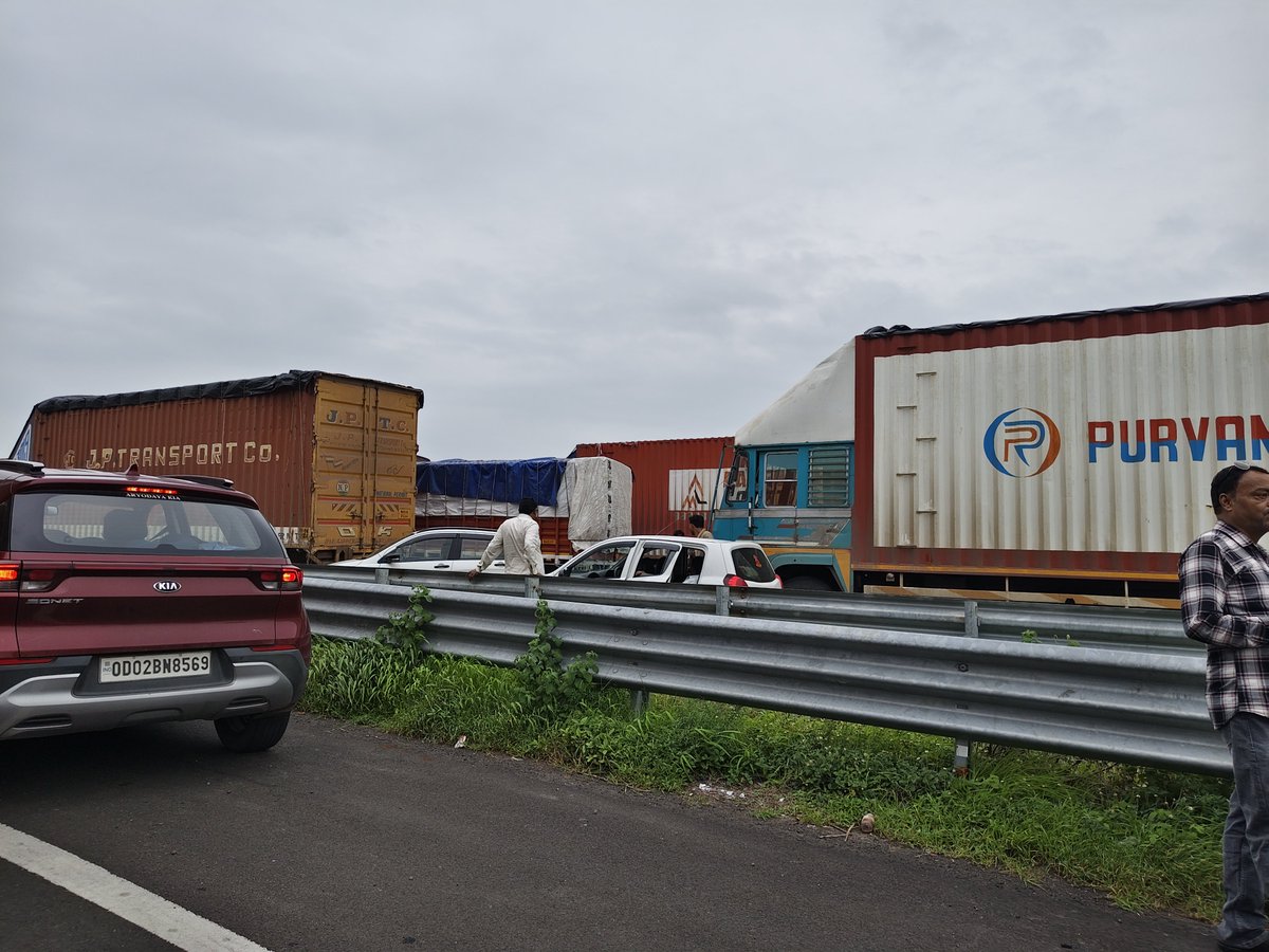 B_Sandip31's tweet photo. @CMOMaharashtra Traffic Jam at Samruddhi Highway towards Mumbai after Wardha near BPCL Petrol Pump.. Container Truck parked on Midway Road due to some issues with RTO for Paperwork. Some truck driver also supporting https://t.co/2TKKLJORwh