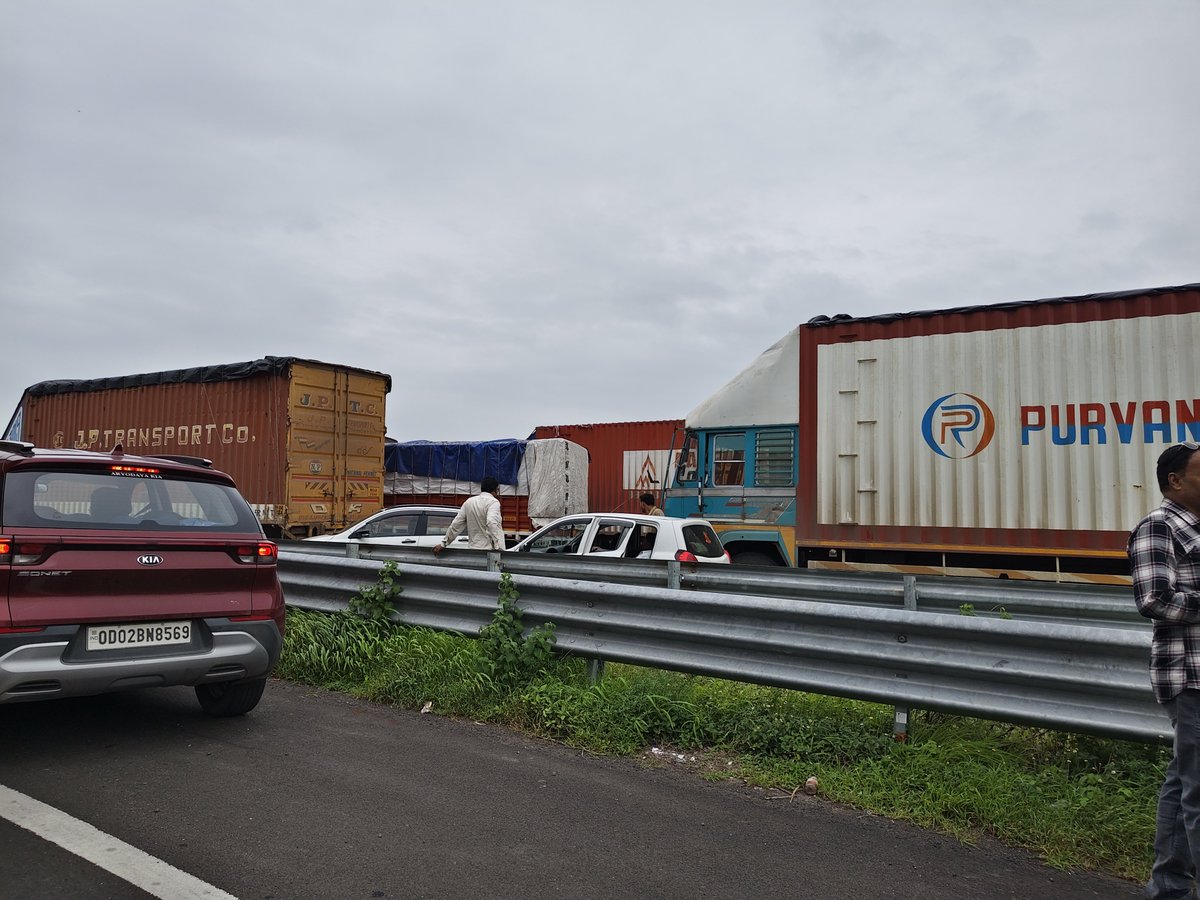 B_Sandip31's tweet photo. @CMOMaharashtra Traffic Jam at Samruddhi Highway towards Mumbai after Wardha near BPCL Petrol Pump.. Container Truck parked on Midway Road due to some issues with RTO for Paperwork. Some truck driver also supporting https://t.co/2TKKLJORwh