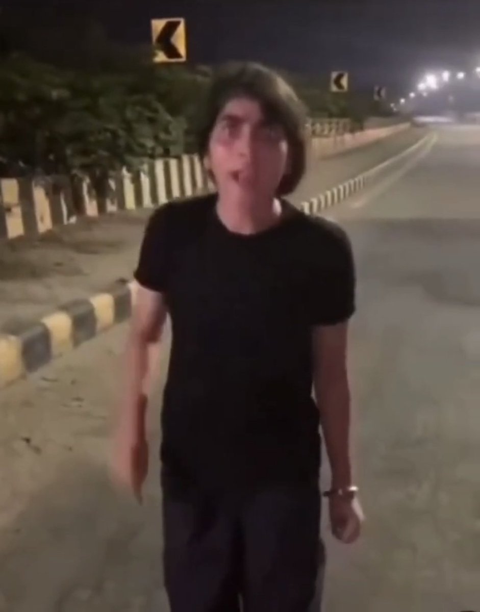 MandeepRajBhar9's tweet photo. ऋषिकेश AIIMS से यह वीडियो है जहां देश के अलग-अलग मेडिकल कॉलेजों से MBBS कर रही कुछ छात्राएं Pyrexia प्रोग्राम में आई थीं और काफी नशे में नजर आ रही हैं।

बॉयफ्रेंड के साथ बीच रास्ते पर हंगामा भी कर रही हैं। हालत ऐसी कि खुद को संभालना मुश्किल लग रहा है।

जिन माता-पिता ने अपनी बेटी को डॉक्टर बनाने के लिए सालों की मेहनत और लाखों-करोड़ों रुपये लगा दिए… ऐसी तस्वीर देखकर उनका दिल कैसे न टूटे। 

उनके लिए ये सिर्फ डिग्री नहीं, पूरी जिंदगी का सपना है।