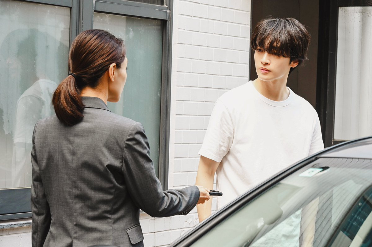 drama_myfiction's tweet photo. - 第𝟔話 -

「これを使って」

香坂(#国仲涼子)から
真弓(#宮澤エマ)のGPS受信機を
受け取る二宮(#玉森裕太)

ふたりの間に交わされた
密かなやり取りの行方は……

第𝟏話~第𝟑話＋最新話は𝐓𝐕𝐞𝐫で見逃し配信中🕊️
🔗https://t.co/zHYCkbHXVb

#マイフィクション
第𝟕話 𝟖月𝟏𝟔日(日)よる𝟏𝟎時𝟏𝟓分