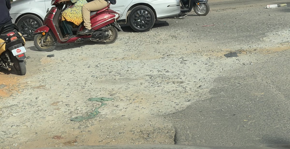 _Shankar___'s tweet photo. No action taken @DKShivakumar @krishnabgowda @NammaPothole @TVMohandasPai @TimesNow @BBMPCOMM @GBA_office @GBAChiefComm @BlrCityPolice @blrcitytraffic
Location: service road near Purva Fountainsquare below #Marathahalli flyover (GPS: 12.9568354, 77.7049282) #BangalorePotholes https://t.co/pJDBLujHhJ