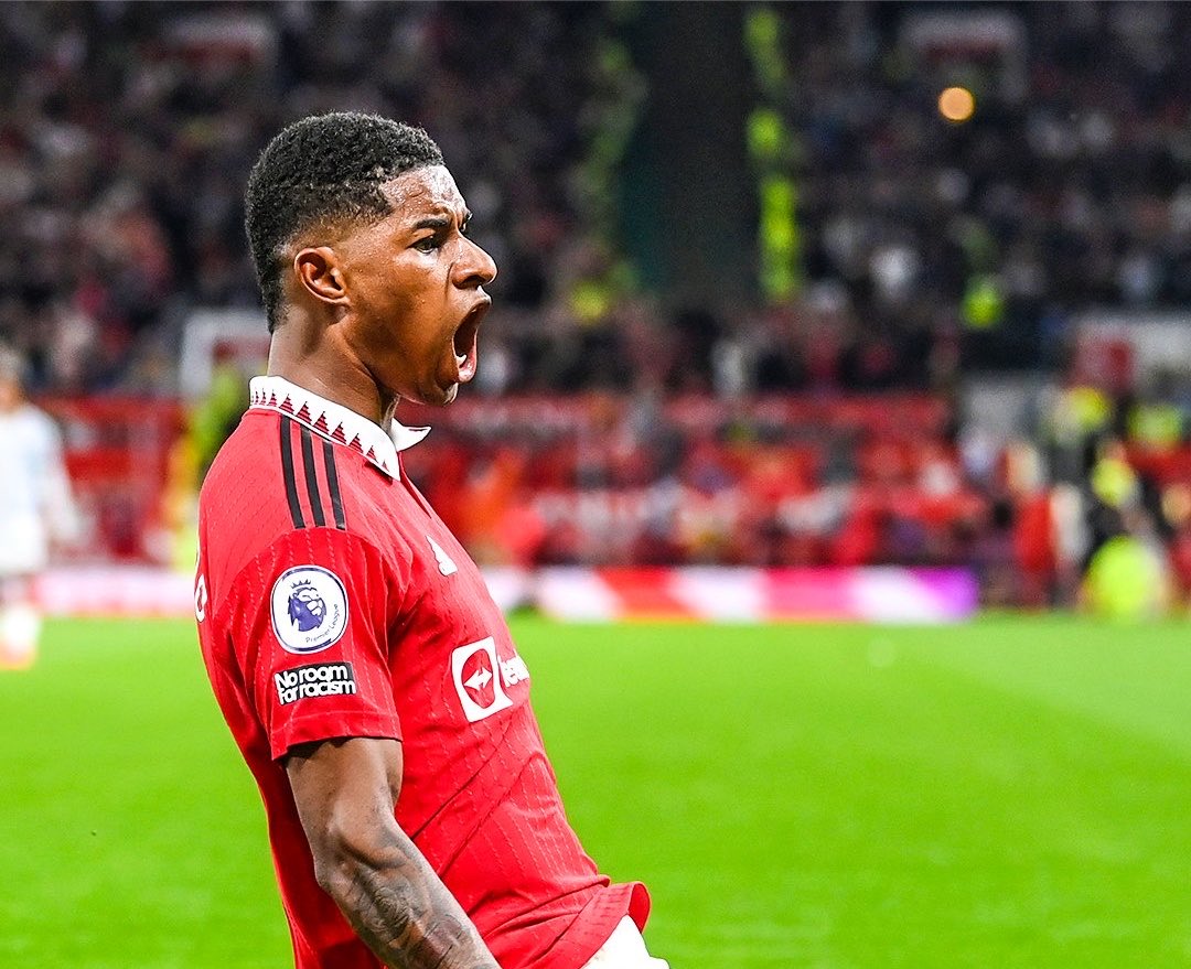 FabrizioRomano's tweet photo. 🚨 Marcus Rashford returned at Carrington today and Man United believe he has serious chances to stay.

Rashford won’t consider Turkey/Saudi as destinations this summer.

#MUFC opened doors for Marcus to stay; Carrick, also involved.

🎥➕ https://t.co/Jd9ihYrnGm https://t.co/IqK4oDNYQa