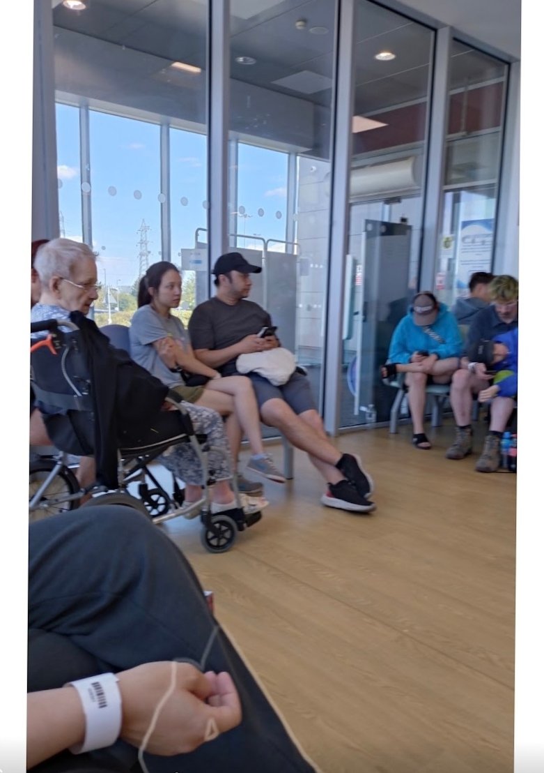 mccarthyest22's tweet photo. Cos of Side Effects💊prescribed at Queen Eliza Hospital, 111 sent me to Darent Valley Hospital for Alternative. In Waiting Rm Old Lady from LEGACY Funeral Director Case was brought in. Had Hernia bulge.👑Elizabeth? See QUEEN on Man's cap opp her⬇️ #SundayBrunch #BBC #AndyBurnham https://t.co/37yPZOornA