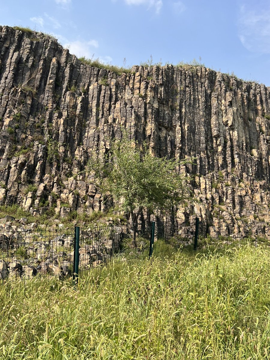 tongbingxue's tweet photo. Checking in at Gulinaobao Volcanic Geological Site谷力脑包火山地质遗迹保护区, Ulanqab, Inner Mongolia.

Behind me: hexagonal columnar basalt, formed over 20 million years ago. 

Molten lava erupted, then cooled and contracted – slowly, silently, into these perfect geometric pillars.