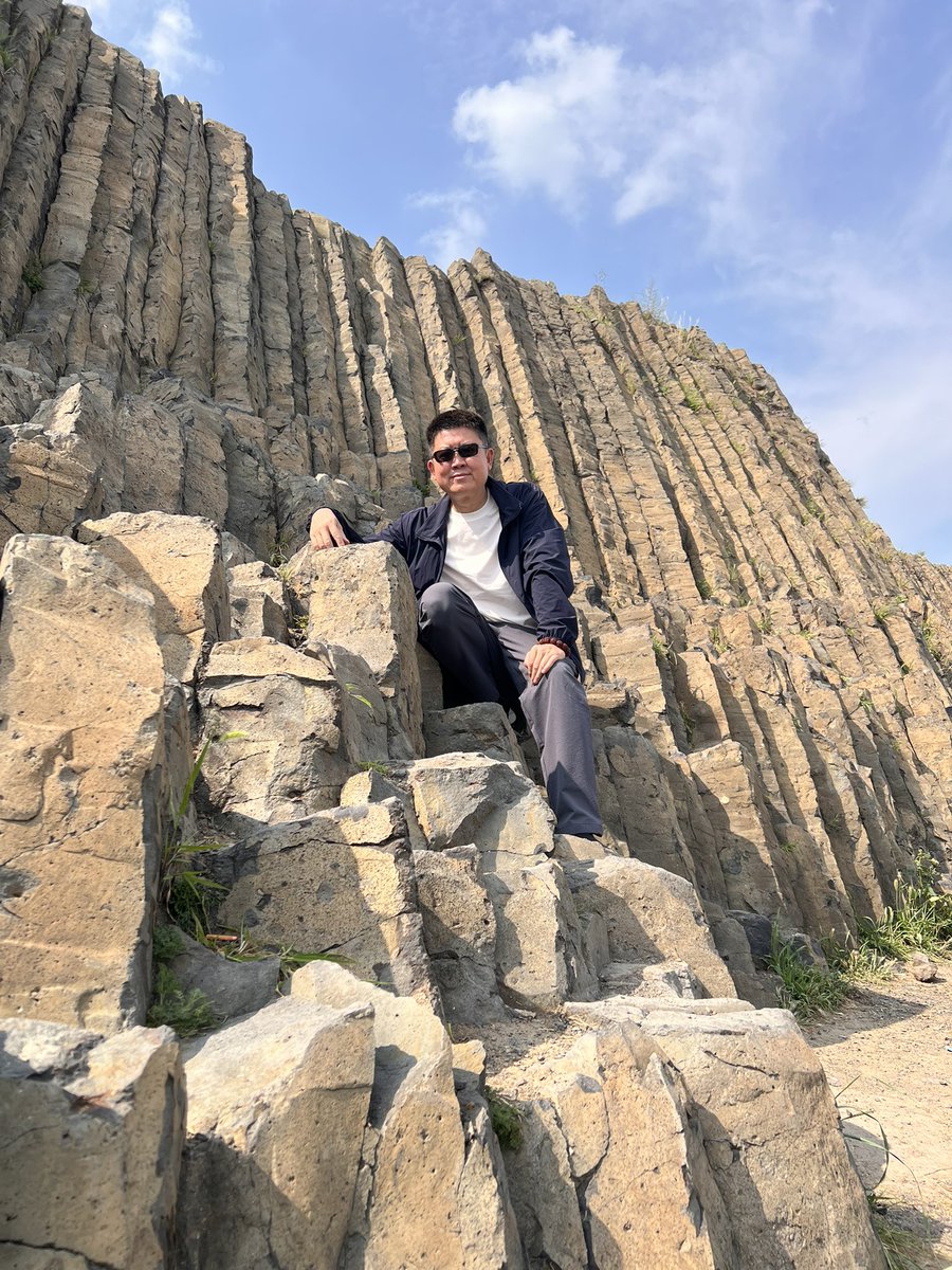 tongbingxue's tweet photo. Checking in at Gulinaobao Volcanic Geological Site谷力脑包火山地质遗迹保护区, Ulanqab, Inner Mongolia.

Behind me: hexagonal columnar basalt, formed over 20 million years ago. 

Molten lava erupted, then cooled and contracted – slowly, silently, into these perfect geometric pillars.