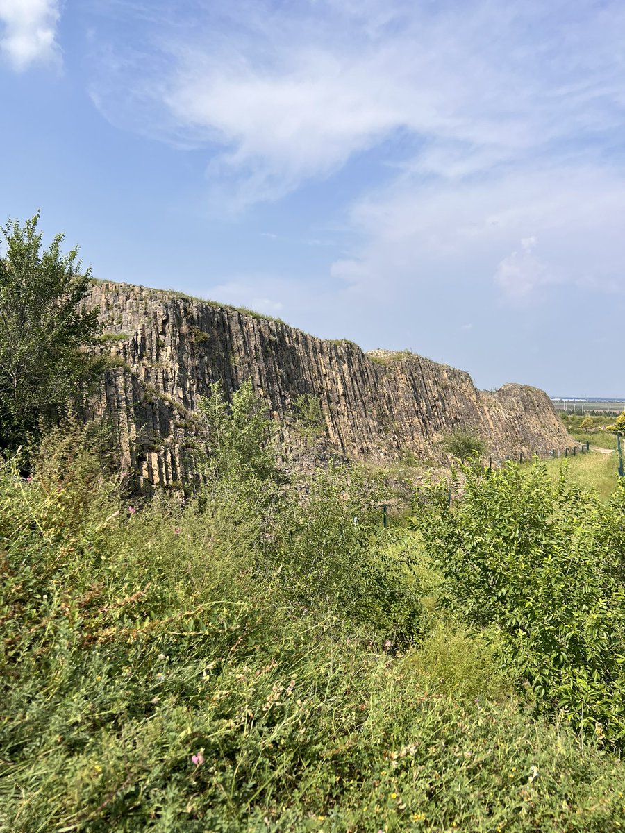 tongbingxue's tweet photo. Checking in at Gulinaobao Volcanic Geological Site谷力脑包火山地质遗迹保护区, Ulanqab, Inner Mongolia.

Behind me: hexagonal columnar basalt, formed over 20 million years ago. 

Molten lava erupted, then cooled and contracted – slowly, silently, into these perfect geometric pillars.