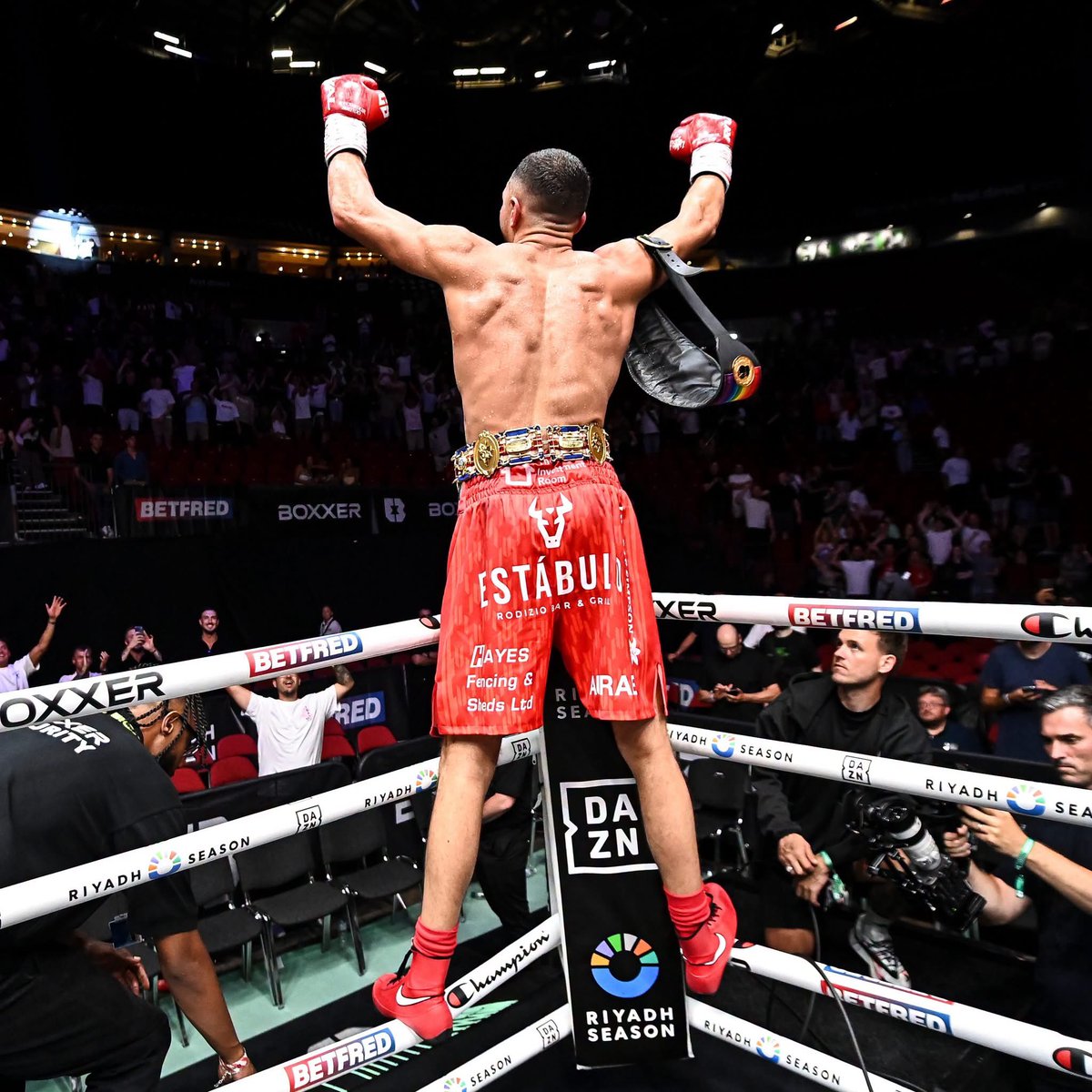 CallumSimpson9's tweet photo. AND THE NEW… TWO TIME BRITISH AND COMMONWEALTH CHAMPION 🏆

The support last night was unbelievable!

To everyone who travelled to Leeds, bought a ticket, watched from home, sent me messages and backed me through the highs and the lows… THANK YOU! 🙌🏽

“Adversity doesn’t build character. It reveals it.”

The belts are coming home to Barnsley 🔴⚪️

@boxxer | @DAZNBoxing | @BarnsleyFC | @fdarena