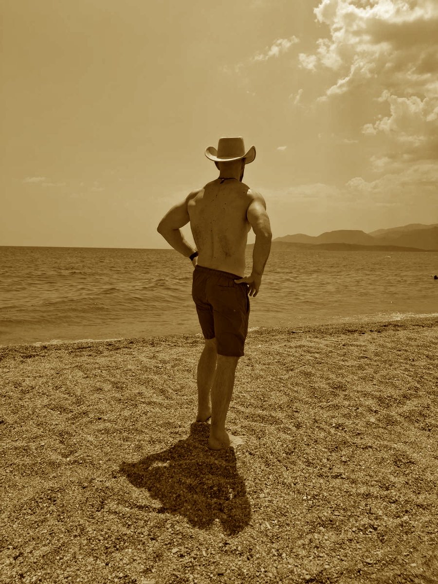 VaChrisTucker1's tweet photo. Επιστροφή στα πάτρια ύδατα…🌊☀️
#sepiachallenge https://t.co/kukJjLNafQ