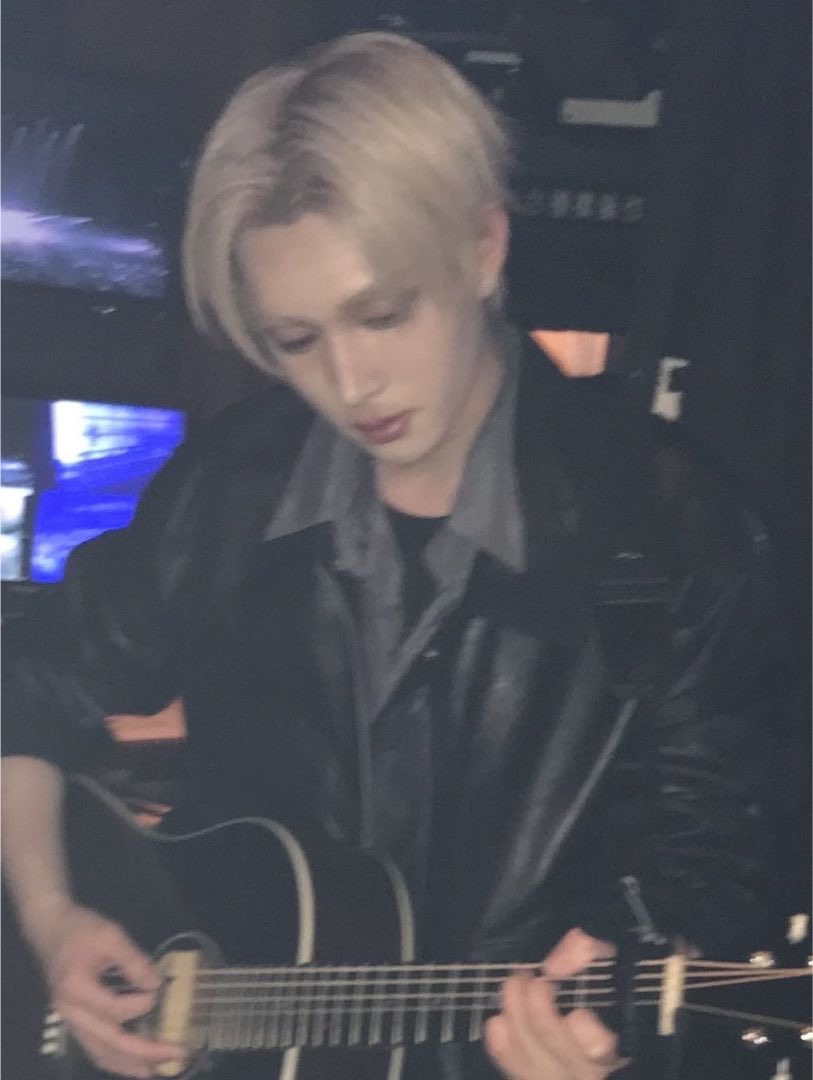 R0CKVTAR's tweet photo. #seductivesunday &amp; je suis blond 🙀 https://t.co/HvJ55djWSP