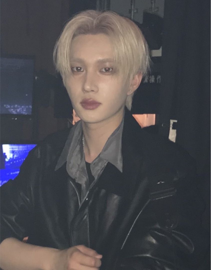 R0CKVTAR's tweet photo. #seductivesunday &amp; je suis blond 🙀 https://t.co/HvJ55djWSP