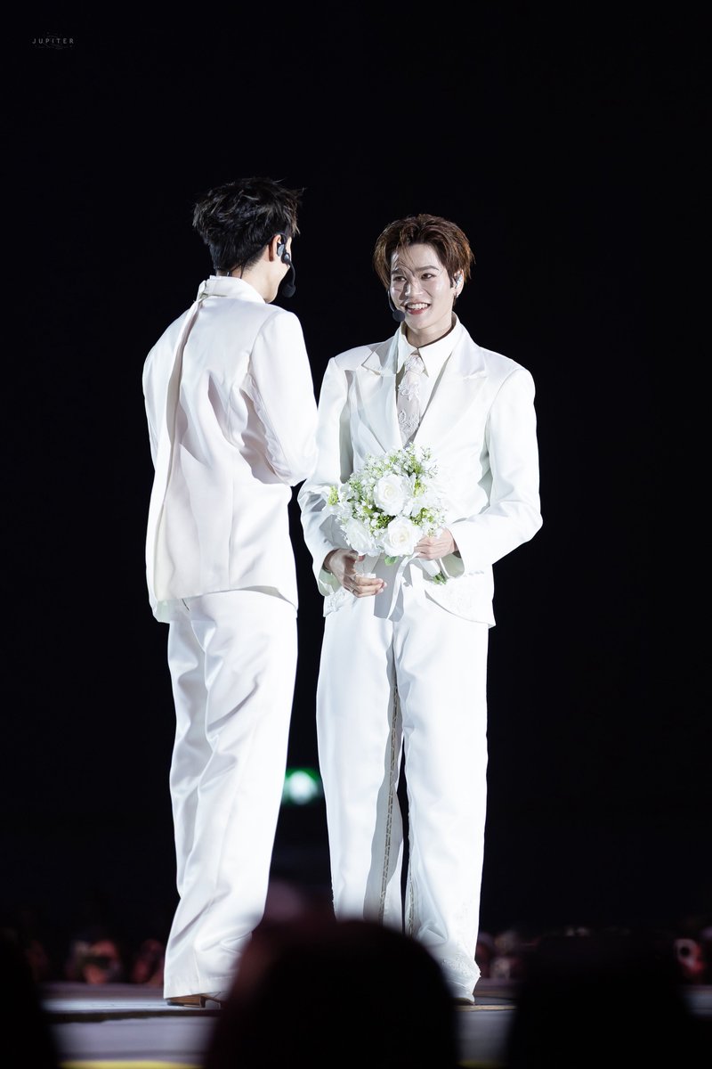 jrr_juupiter's tweet photo. OMG White suits 🪽

#junniorrs #markjrtn 
#juniormark @jnnrrs @Markjrtn 

JUNIORMARK ALWAYS SUNNYMOON

#JuniorMarkConcertD3 https://t.co/ztNko1i4qH