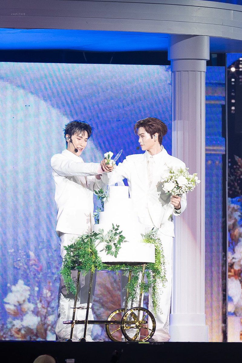 jrr_juupiter's tweet photo. OMG White suits 🪽

#junniorrs #markjrtn 
#juniormark @jnnrrs @Markjrtn 

JUNIORMARK ALWAYS SUNNYMOON

#JuniorMarkConcertD3 https://t.co/ztNko1i4qH