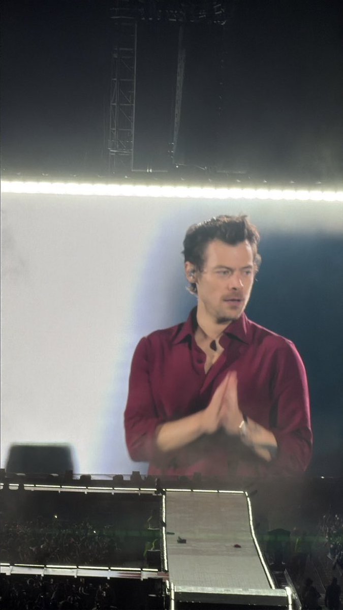 eversincewms's tweet photo. this is THEE look are you kidding me open shirt and red is HIS colour!!! https://t.co/xTnABp2yOe