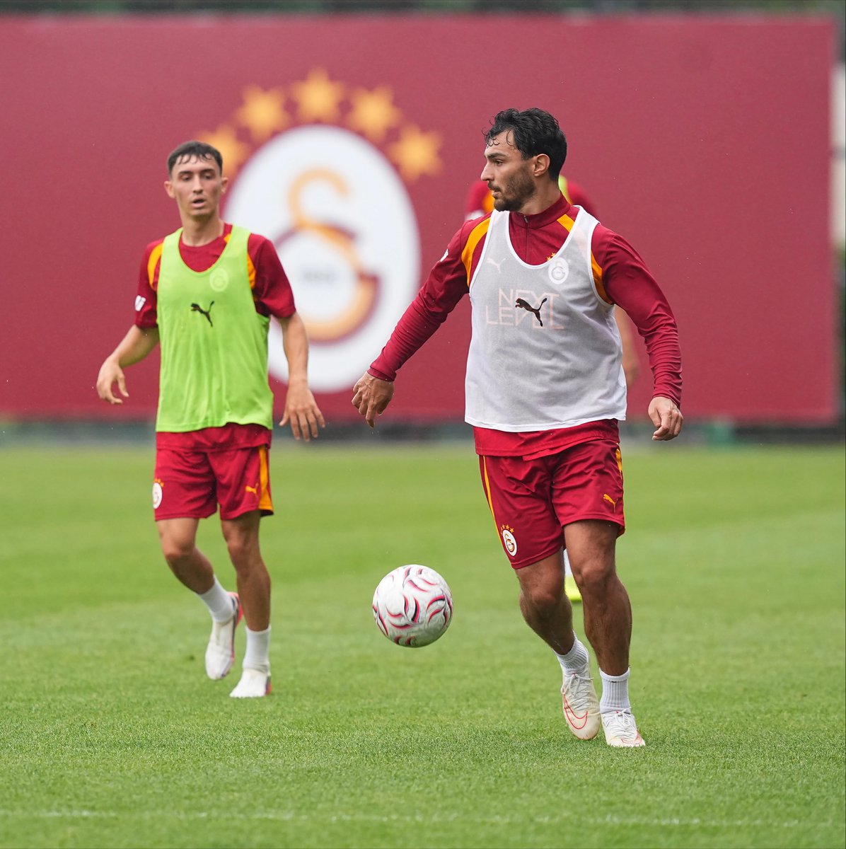 GalatasaraySK's tweet photo. 📸 Galatasarayımız, Trendyol Süper Lig’in 1. haftasında A. Çorum FK ile oynayacağı maçın hazırlıklarına bugün Kemerburgaz Metin Oktay Tesisleri’nde yaptığı antrenmanla başladı. 🦁 #GSvÇFK https://t.co/bSzFwQr3AJ