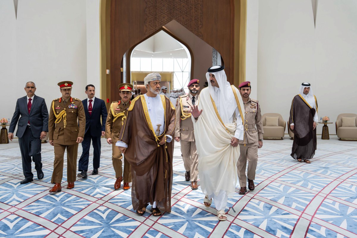 FMofOman's tweet photo. 📸 #الدوحة | قام حضرة صاحب الجلالة السلطان هيثم بن طارق المعظم - حفظﻪ الله ورعاه - اليوم بزيارة أخوية خاصة لأخيه صاحب السمو الشيخ تميم بن حمد آل ثاني أمير دولة قطر الشقيقة.
￼
جرى خلال الزيارة عقد لقاء أخوي بين قائدي البلدين في قصر الحكم بالعاصمة القطرية الدوحة، تناولا فيه مسيرة العلاقات الثنائية، وكل ما من شأنه تطوير أوجه التعاون القائمة في مختلف القطاعات بما يخدم المصالح والتطلعات المشتركة.